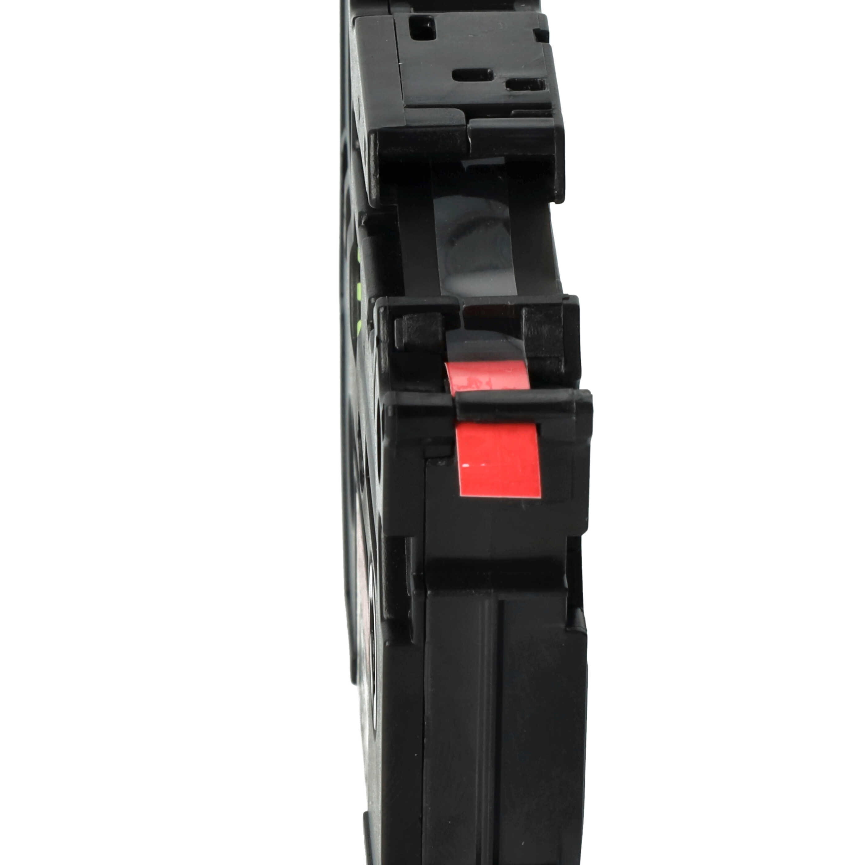 Eine schwarze elektrische Komponente. Sie hat ein rotes Etikett und ist vor weißem Hintergrund.