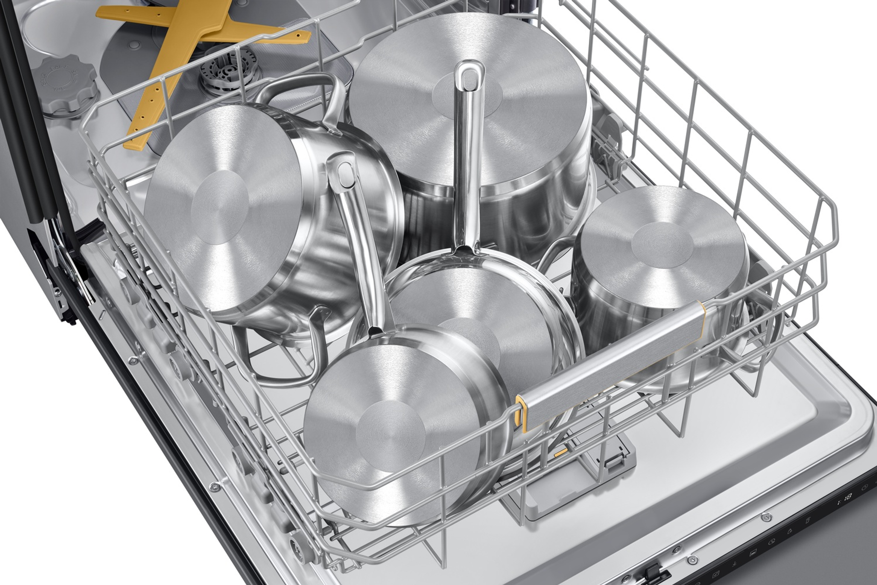 Stalowe garnki i patelnie w zmywarce. Żółta plastikowa część i szare wnętrze. Czyste naczynia kuchenne.