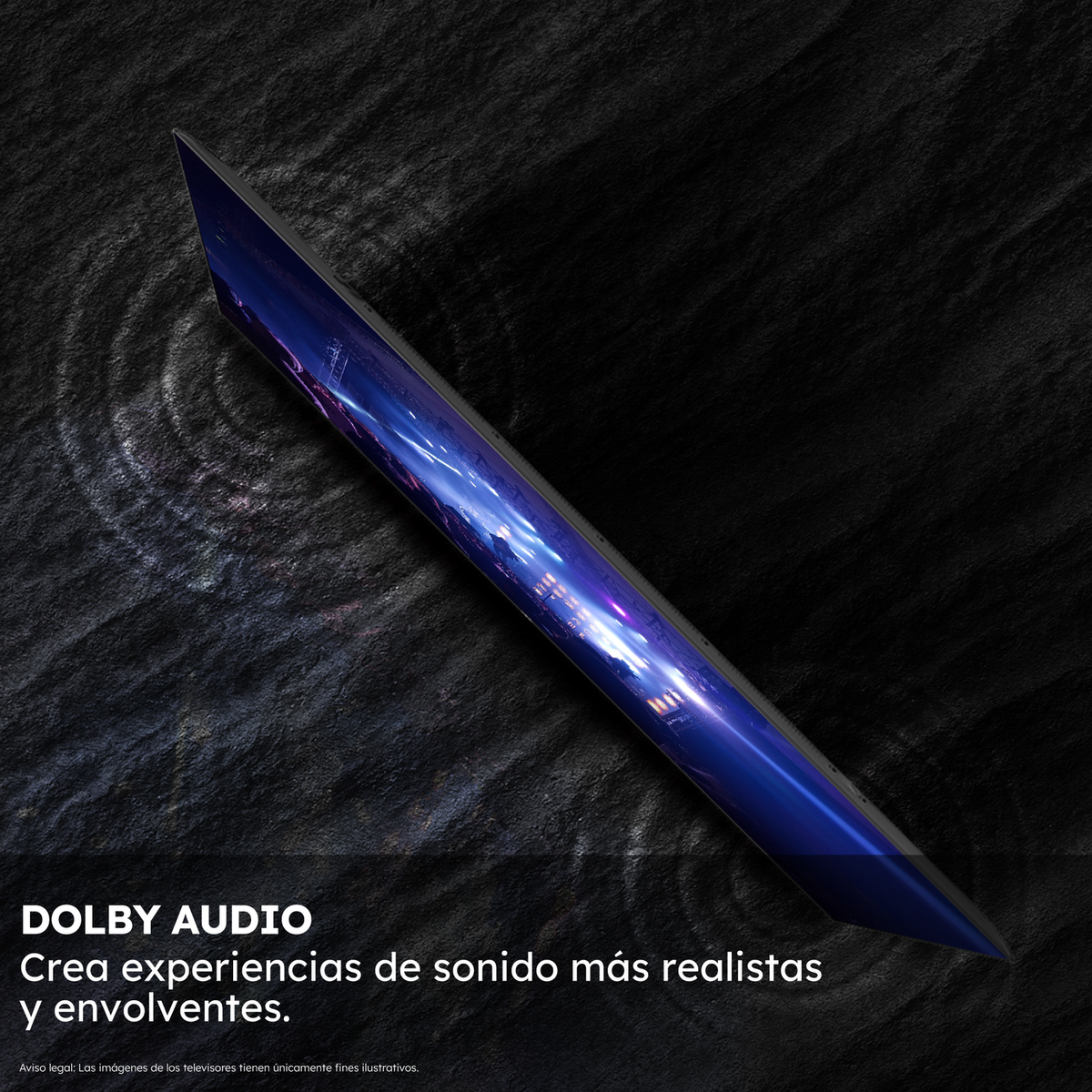 Un elegante schermo TV angolato riflette una scena cittadina. Si trova su uno sfondo nero strutturato, con il testo Dolby Audio in basso.