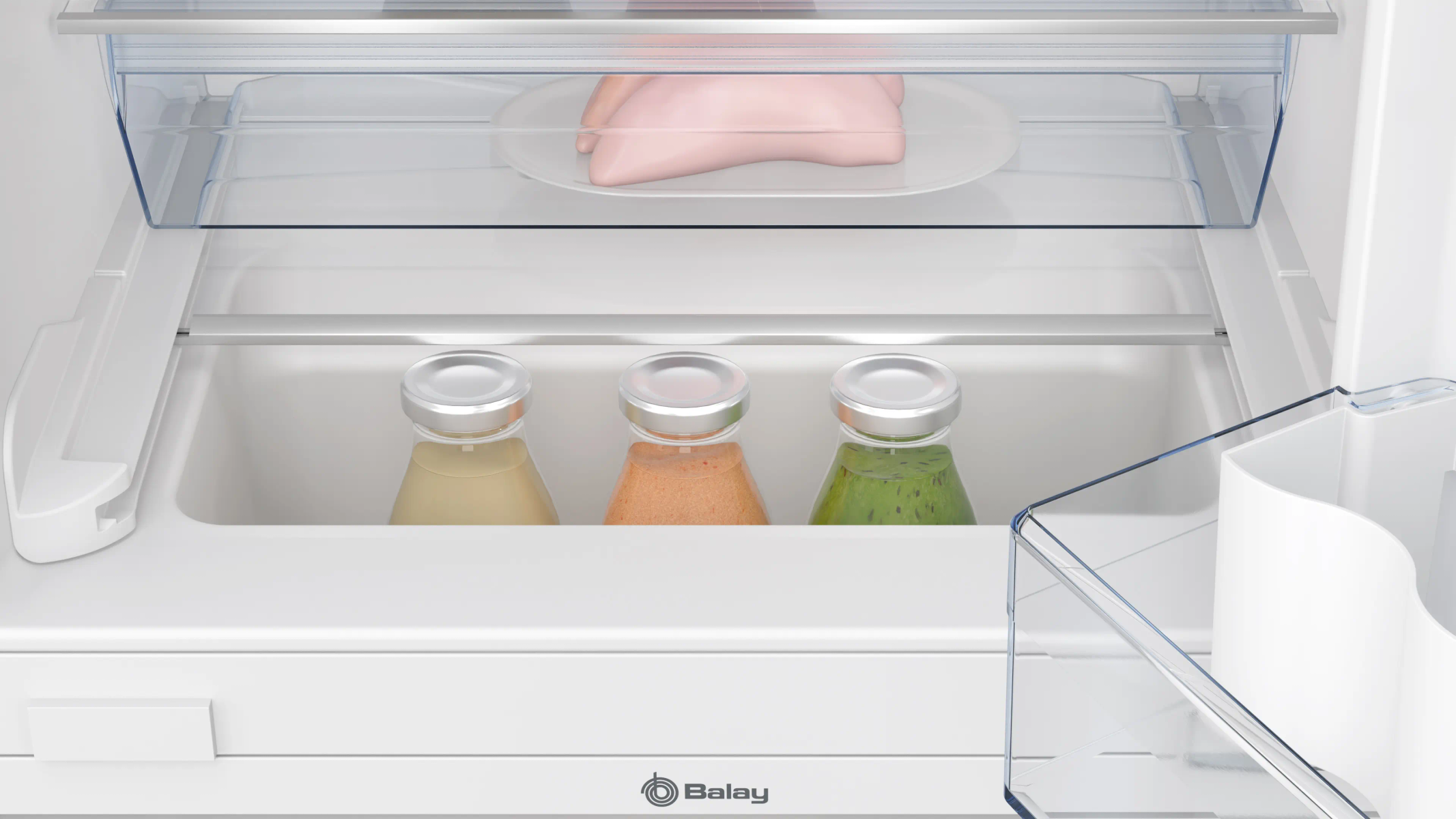 Dentro de un refrigerador: carne cruda, tres botellas de jugo y estantes transparentes. El refrigerador es blanco con logo 'Balay'.