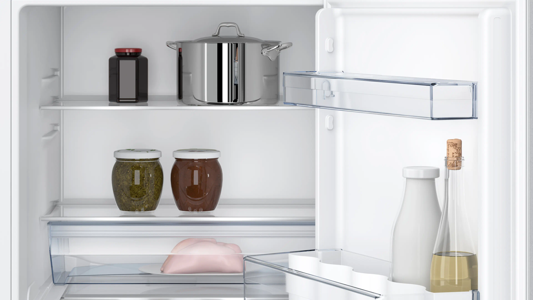 Refrigerador abierto con frascos, olla, carne, botellas y corcho. Los artículos están en estantes. Interior blanco.