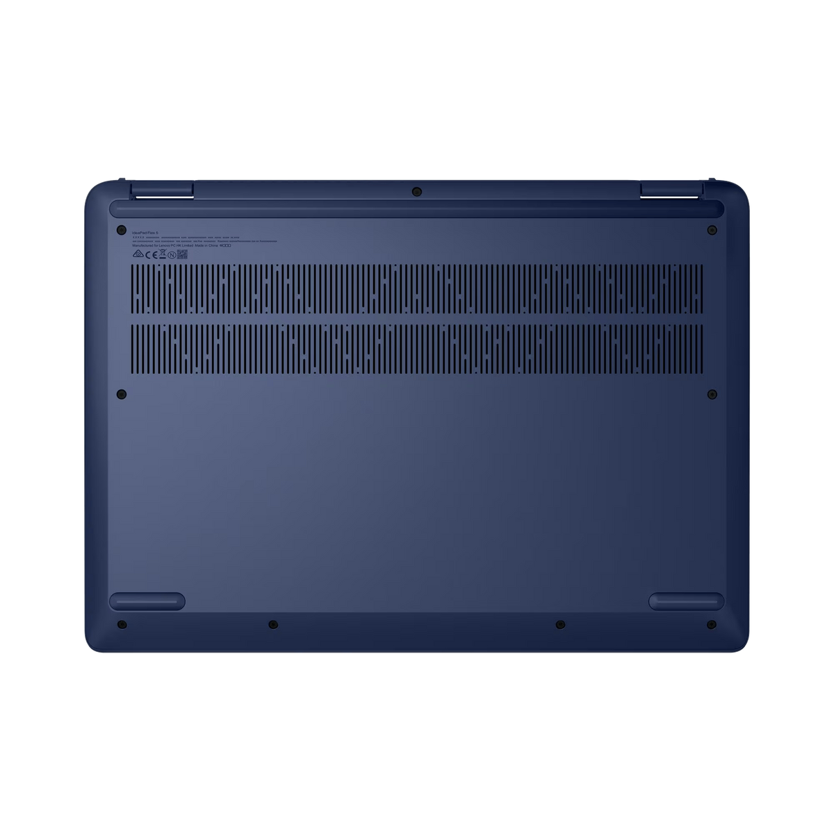 Widok od spodu ciemnoniebieskiego laptopa. Ma otwory wentylacyjne, porty i naklejki. Laptop jest na czarnym tle.