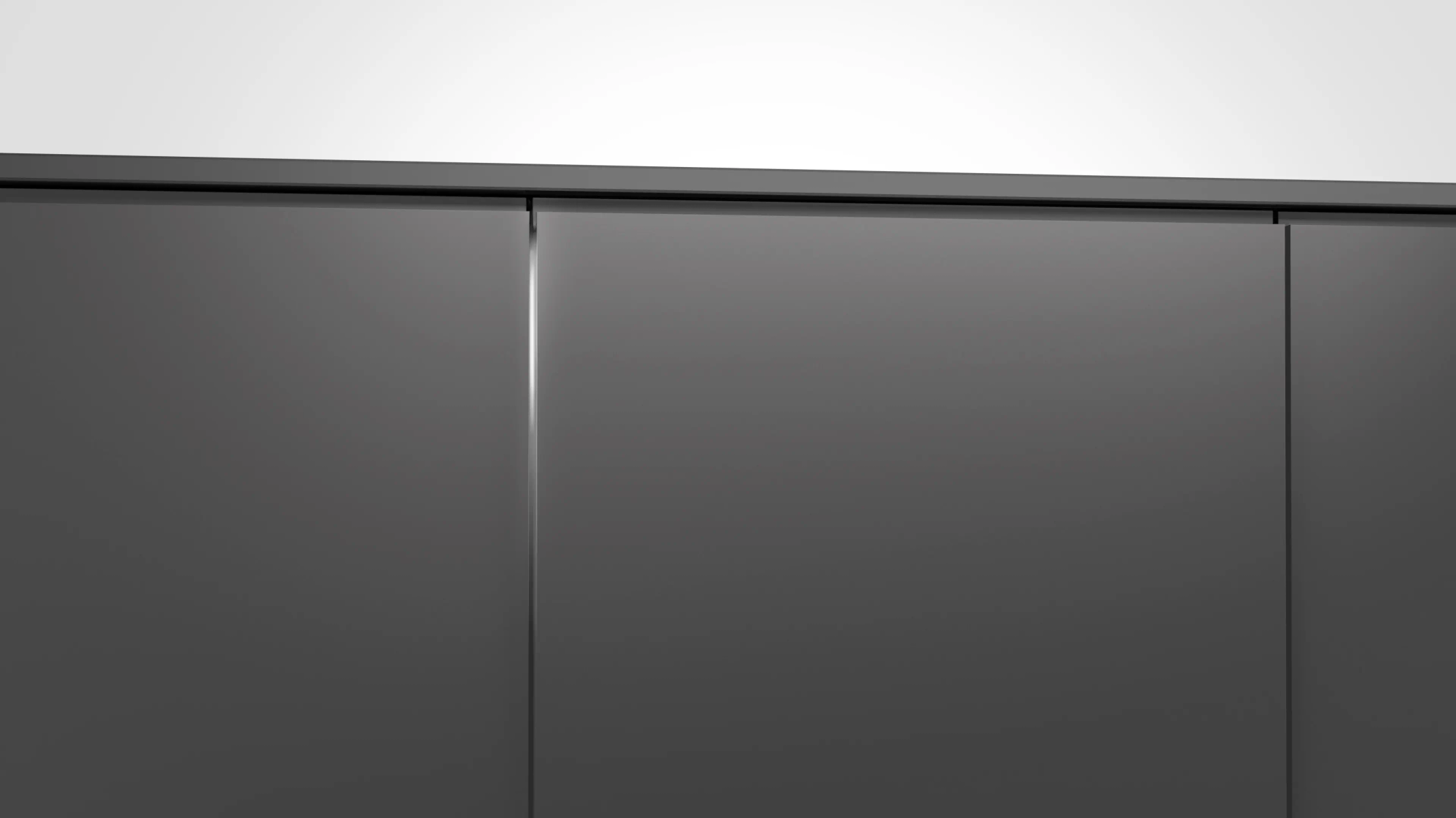 Zbliżenie na troje ciemnoszarych drzwi szafki na białym tle. Światło odbija się od krawędzi drzwi.