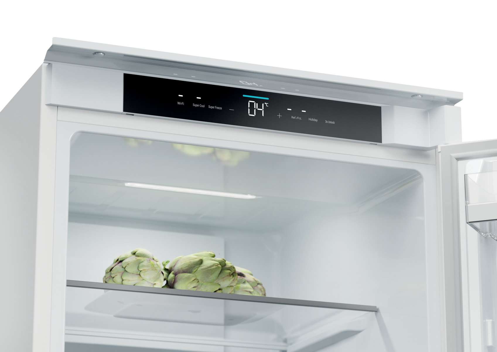 Primer plano del interior de un refrigerador. Tiene alcachofas en un estante. La pantalla muestra 04°C. La puerta está abierta.