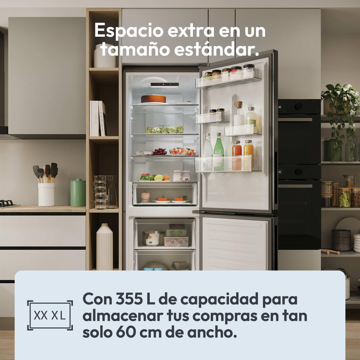 Refrigerador abierto muestra alimentos: frutas, verduras, frascos y botellas. El refrigerador tiene gran capacidad y diseño moderno.