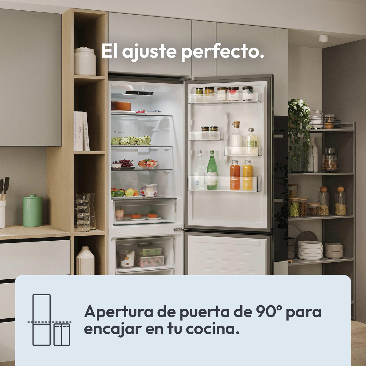 Un refrigerador abierto en una cocina. Dentro hay frutas, verduras y botellas. Un texto debajo dice: Apertura de puerta de 90° para tu cocina.