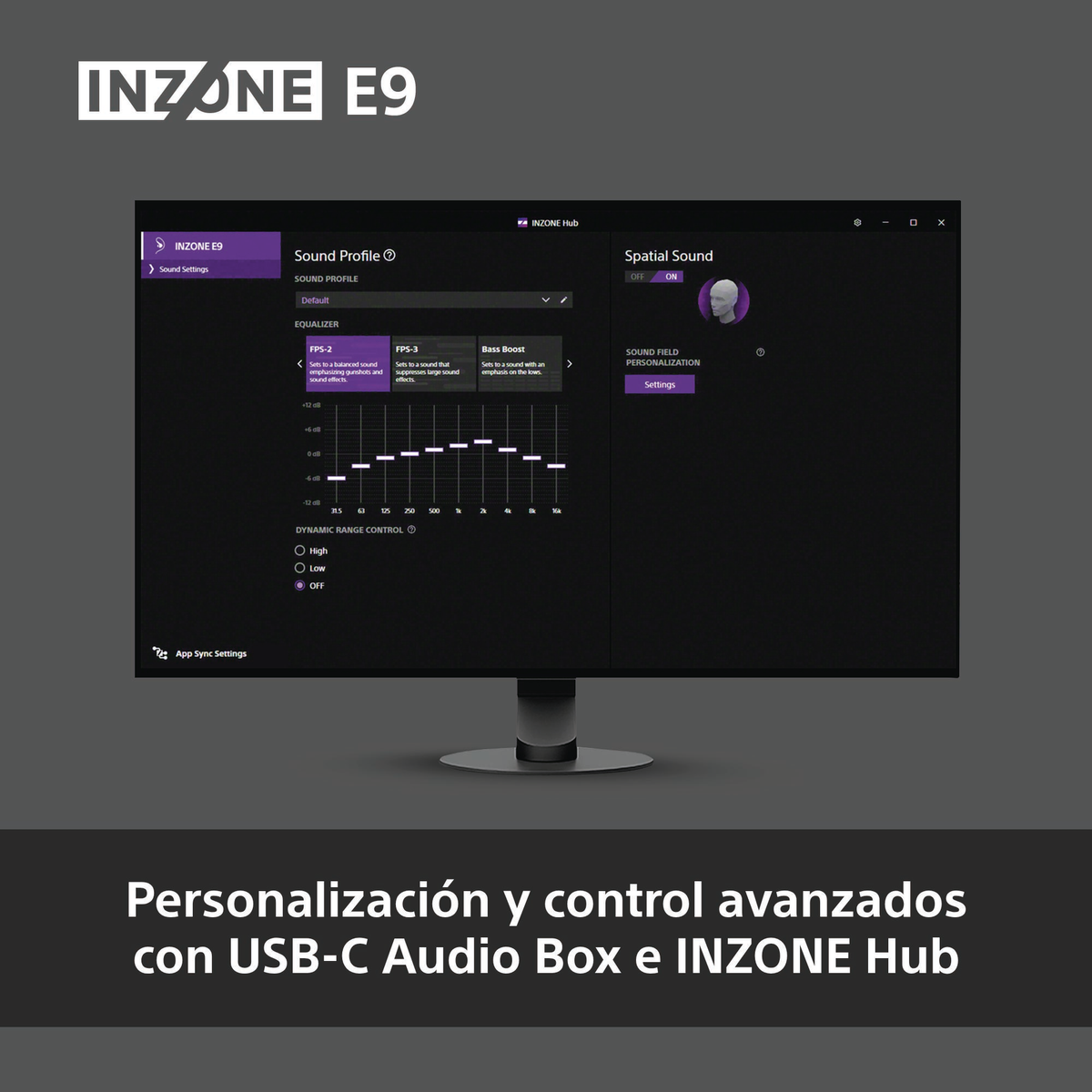 Un monitor mostra l'interfaccia delle impostazioni audio INZONE E9. Le opzioni includono profili audio, un equalizzatore e impostazioni audio spaziali.