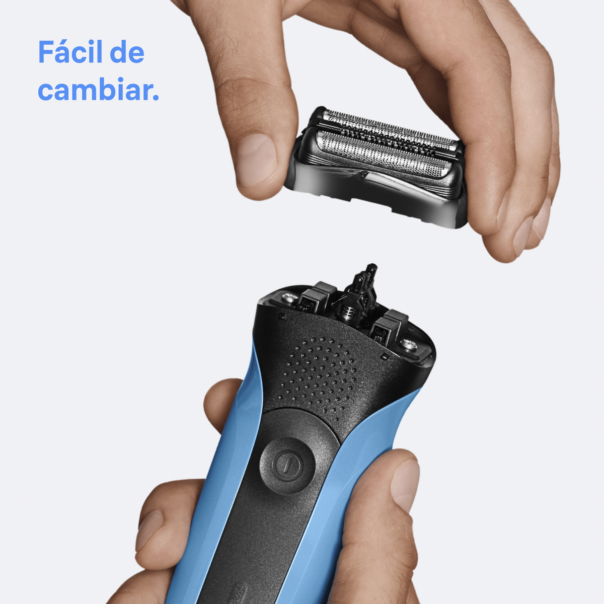 Le mani di una persona stanno sostituendo la testina del rasoio di un rasoio elettrico blu e nero. La vecchia testina viene rimossa.