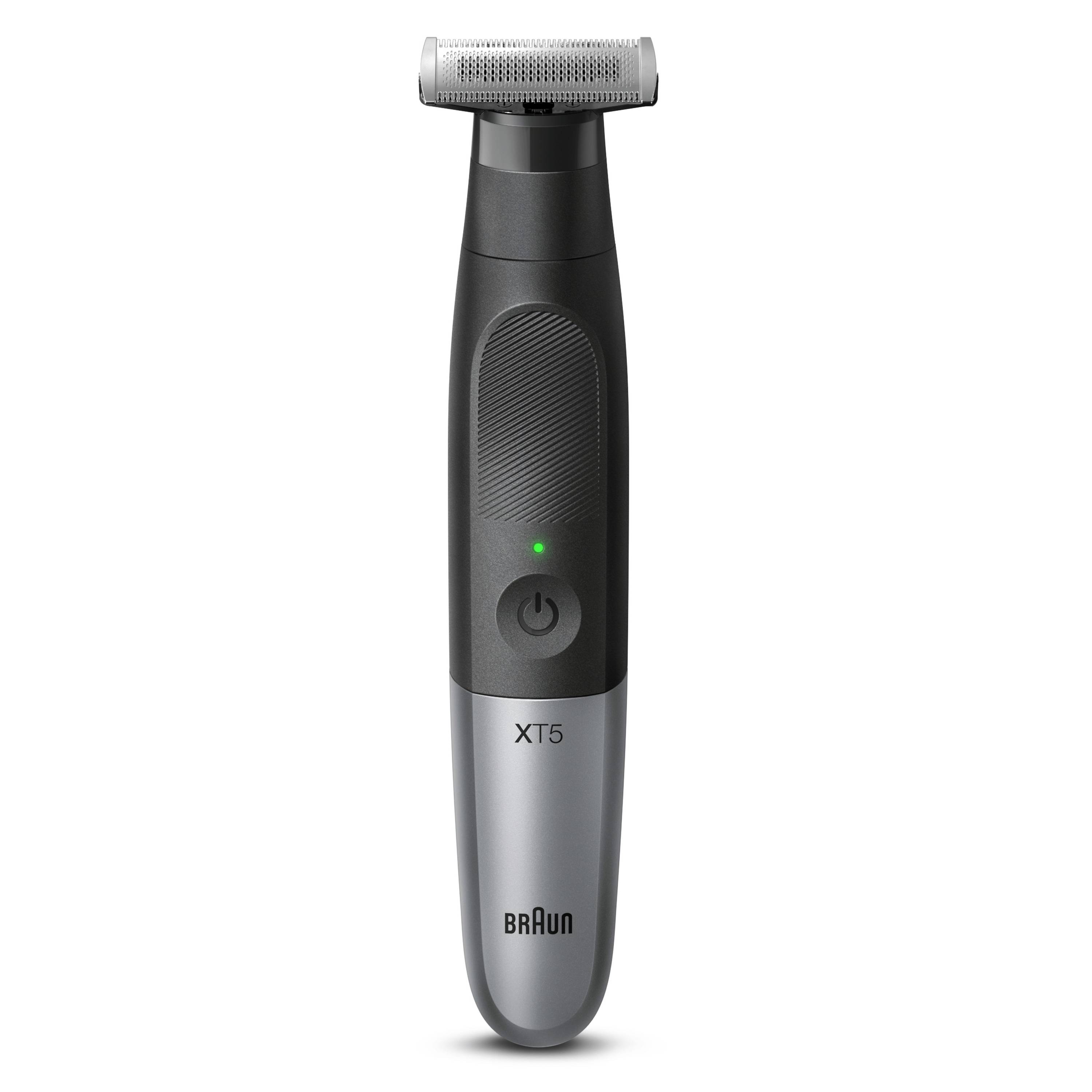 Bir Braun XT5 elektrikli tıraş makinesi. Siyah ve gümüş renktedir. Üst kısımda gümüş bir bıçak vardır. Güç düğmesi yeşil yanar.
