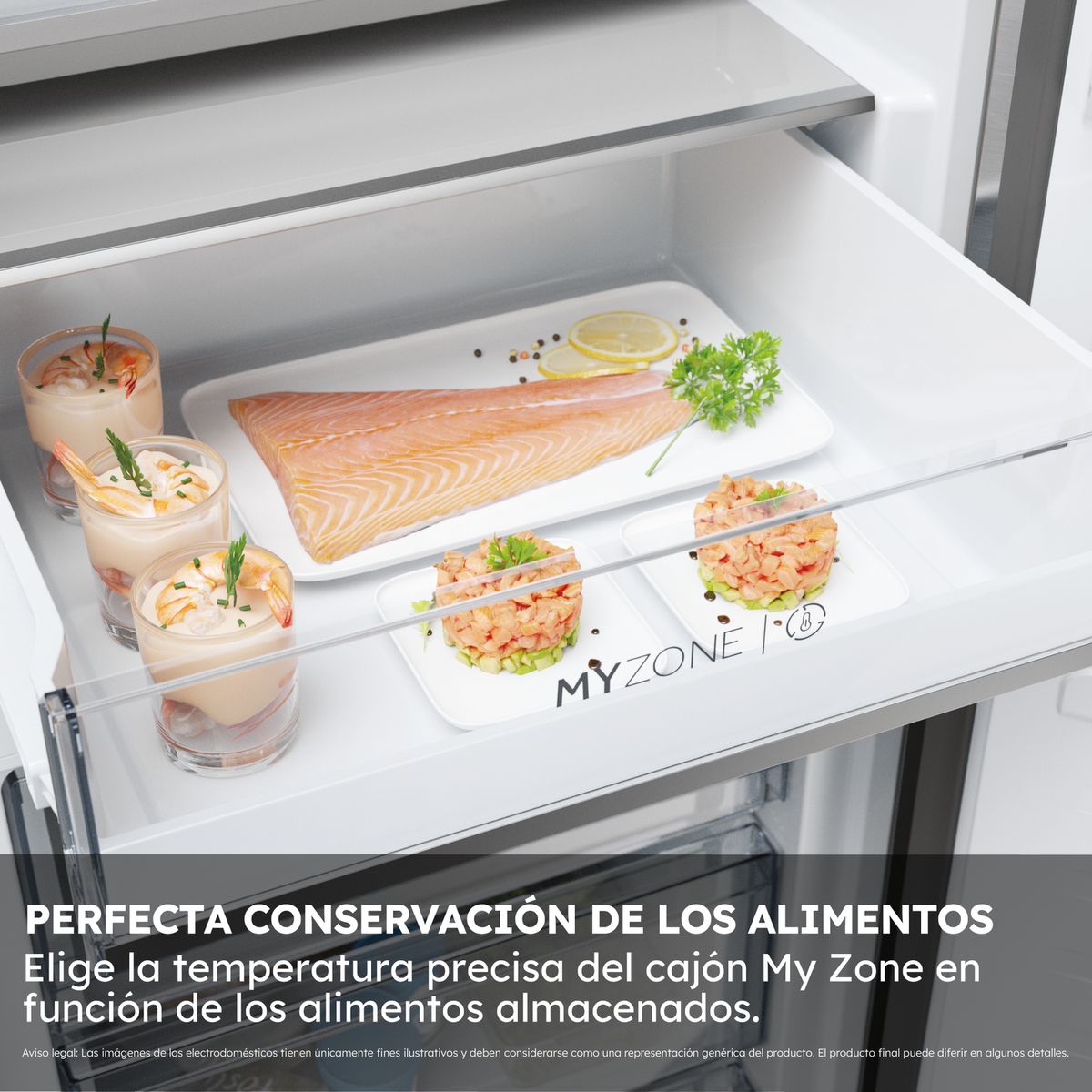Cassetto del frigorifero con salmone, cocktail di gamberi e antipasti. Limone e prezzemolo guarniscono il cibo.