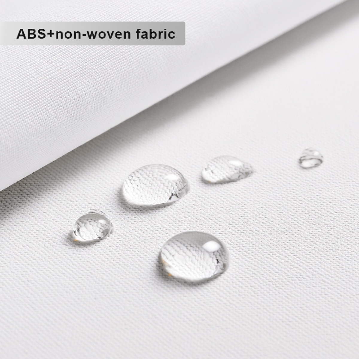 Biała tkanina z kroplami wody. Tkanina oznaczona jako 'ABS+włóknina'. Krople różnej wielkości, odbijają światło, tworząc wyraźną fakturę.