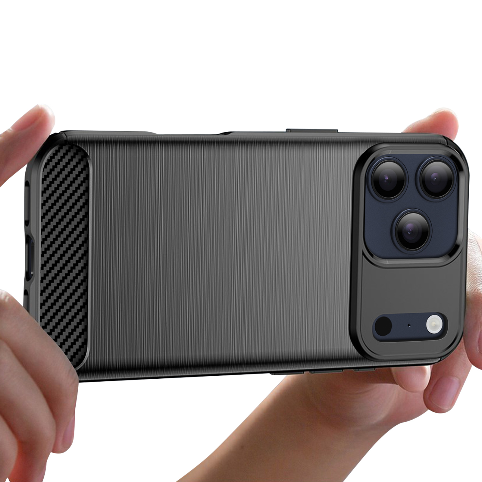 Una persona tiene in mano una custodia nera per telefono. Ha una sezione in fibra di carbonio e un modulo fotocamera con tre obiettivi.