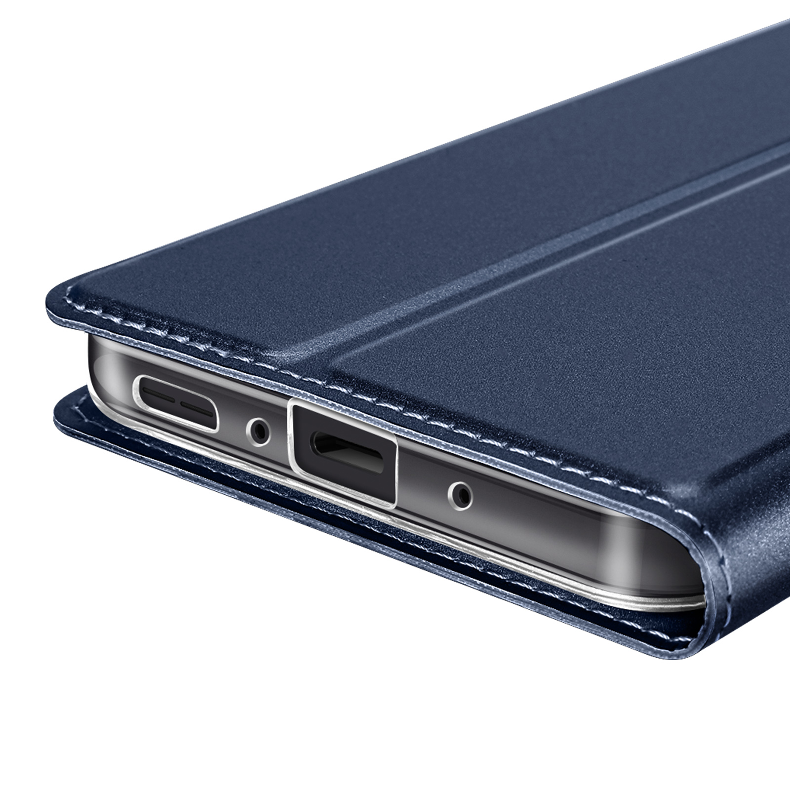 Primo piano di una custodia blu per telefono con cuciture bianche. Sono visibili la porta di ricarica e gli altoparlanti.