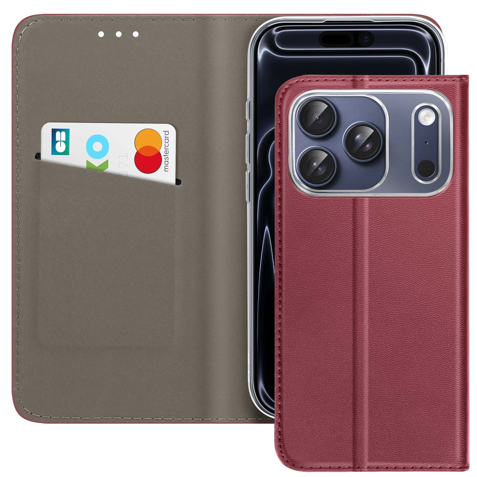 Custodia del telefono bordeaux con telefono all'interno. Una carta di credito è in una tasca. Lo sfondo è grigio.
