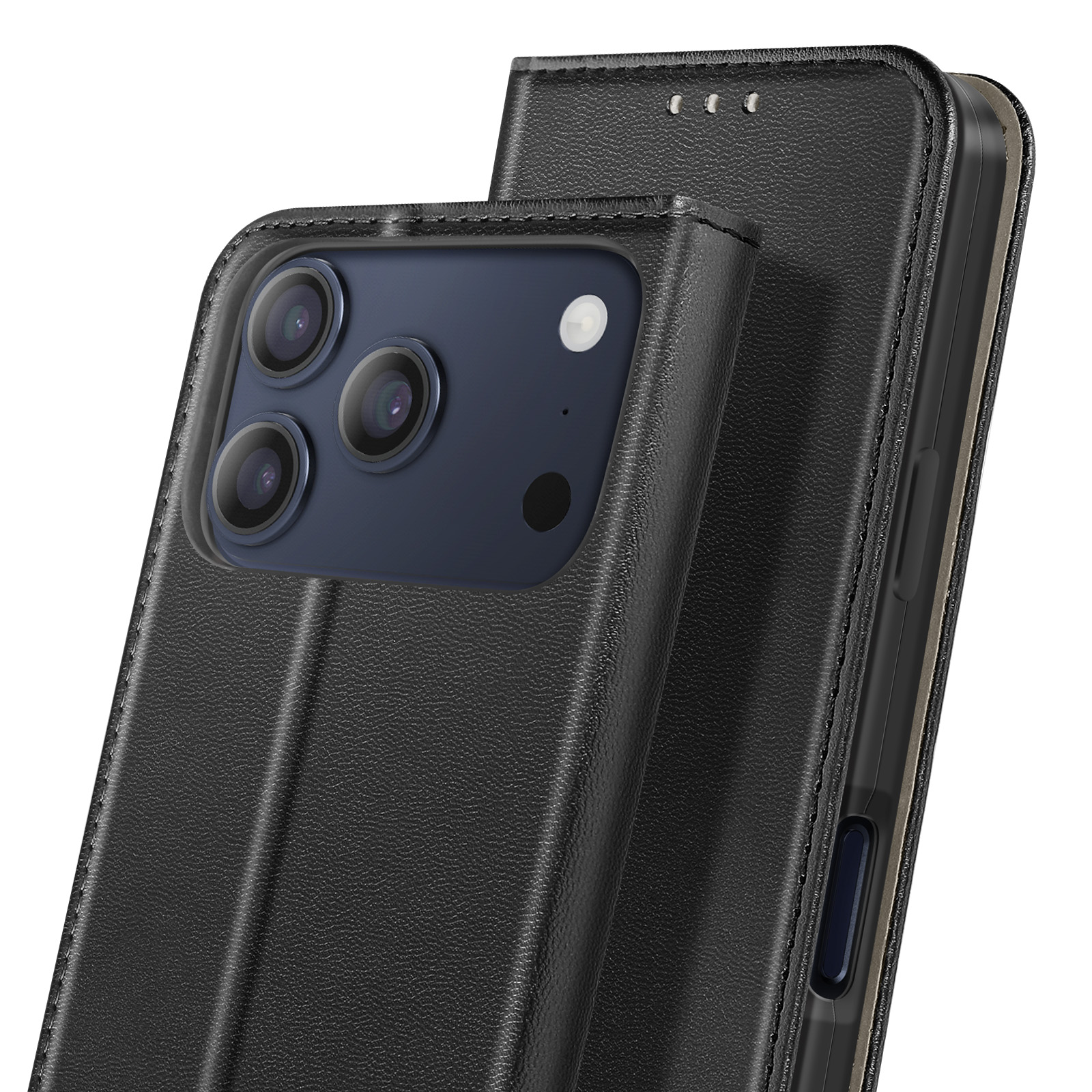 Zwarte telefoonhoes met drie cameralenzen. De hoes is leerachtig, met een opvouwbare cover. Zichtbare knoppen aan de zijkant.