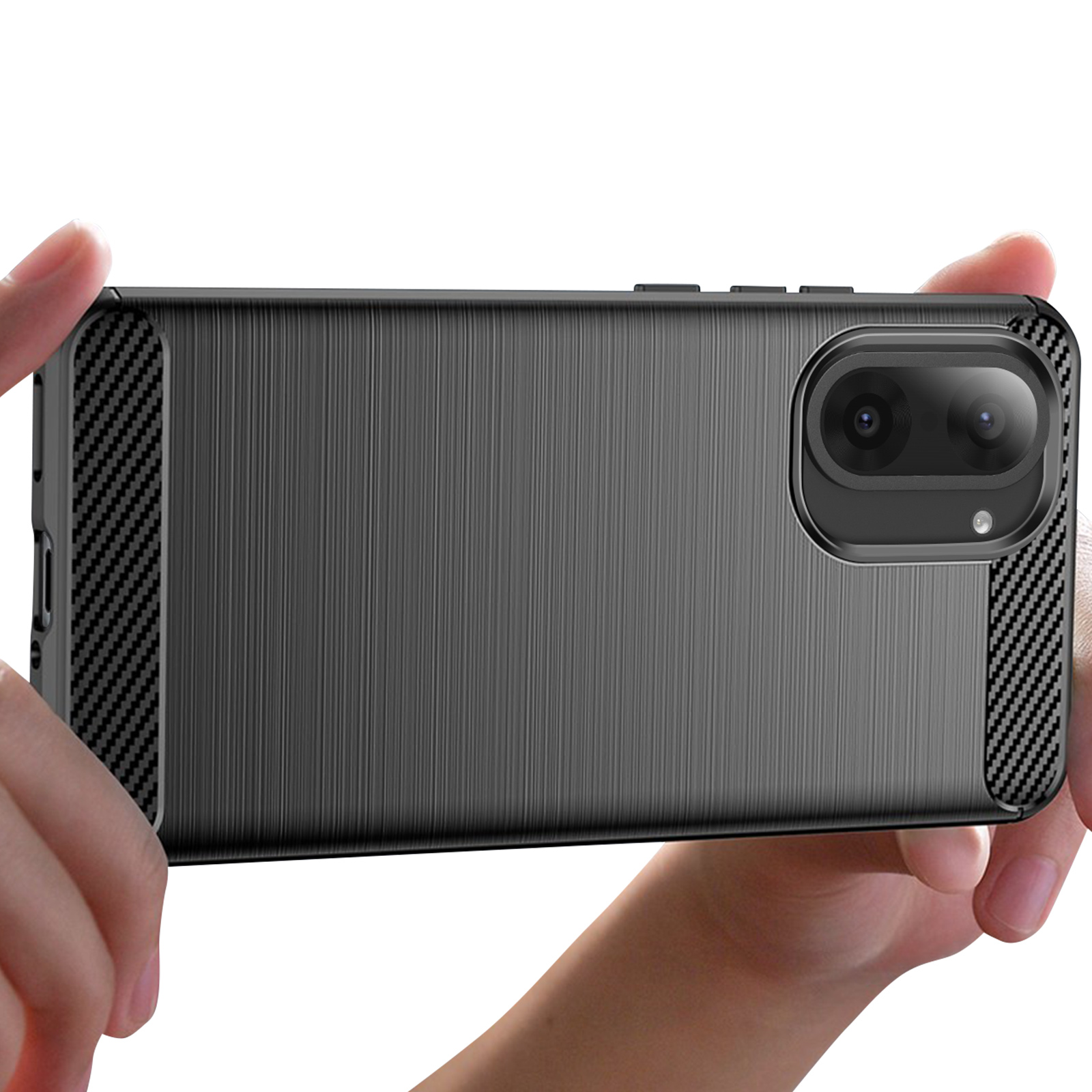 Mani che tengono una custodia grigia per telefono. La custodia ha una superficie strutturata, angoli in fibra di carbonio e un'ammaccatura per la fotocamera.