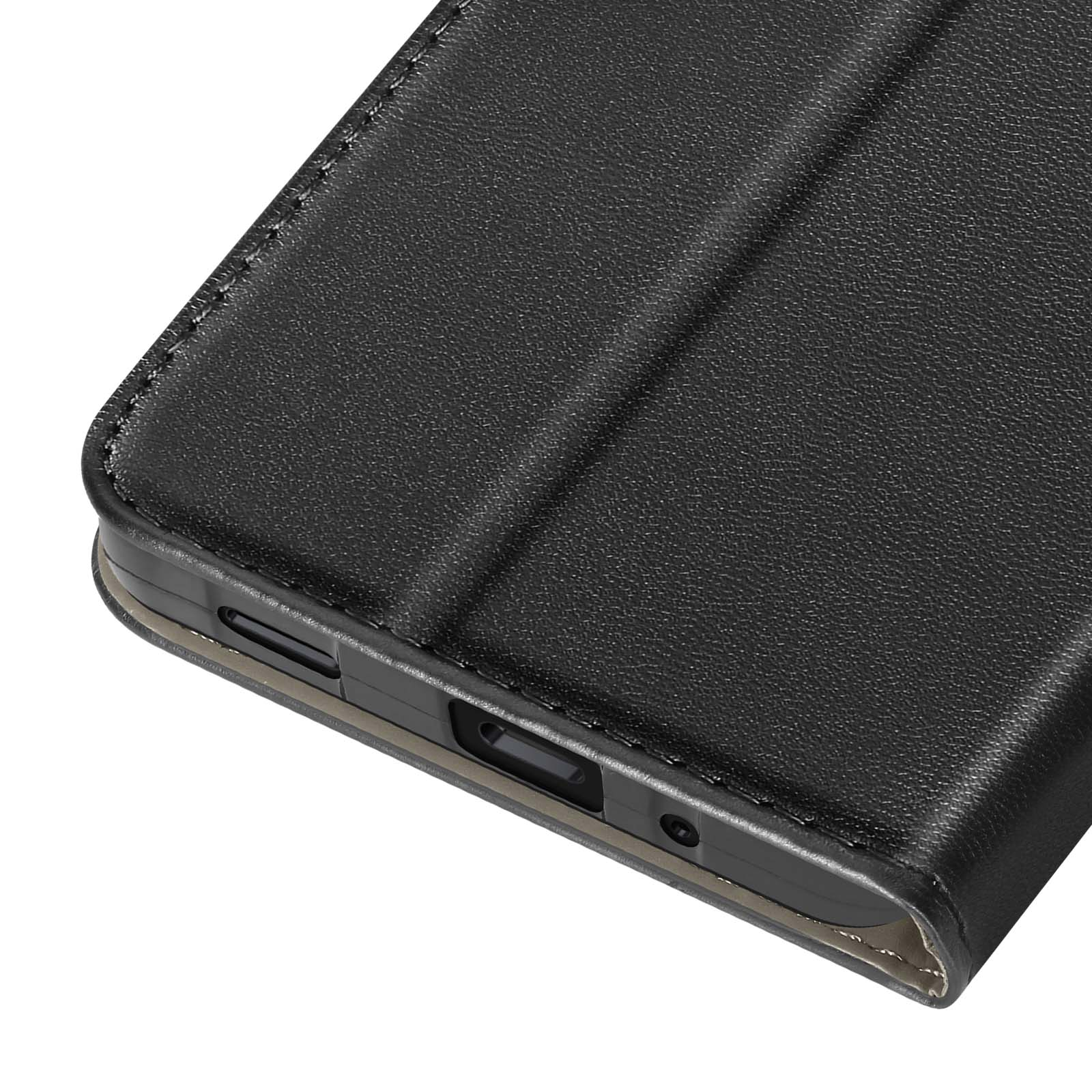 Gros plan d'un étui de téléphone en cuir noir. L'étui est partiellement ouvert, montrant un coin et des détails comme les boutons.