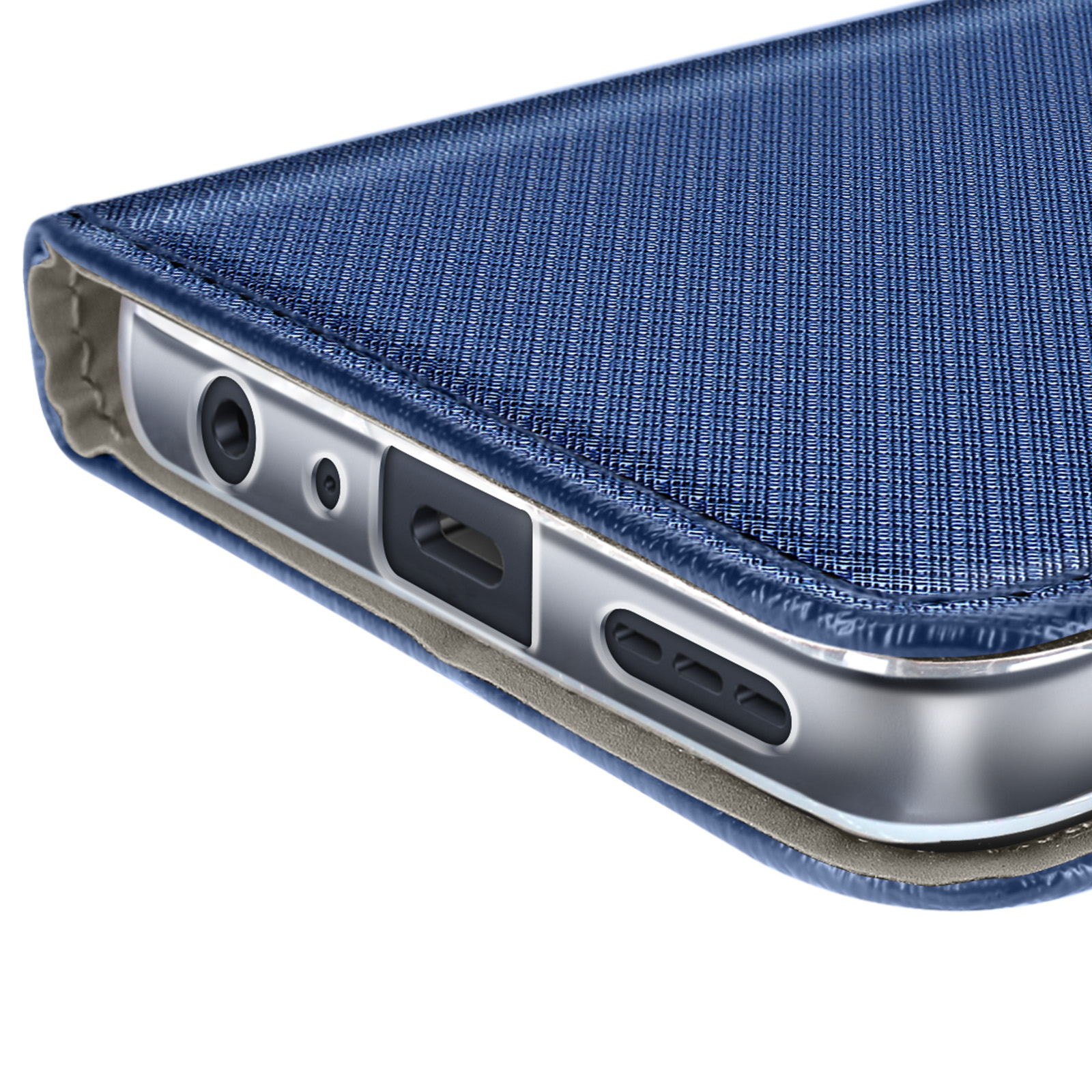 Primo piano di una custodia blu per telefono con bordi argentati, con fotocamera e aperture per le porte. Sfondo bianco.