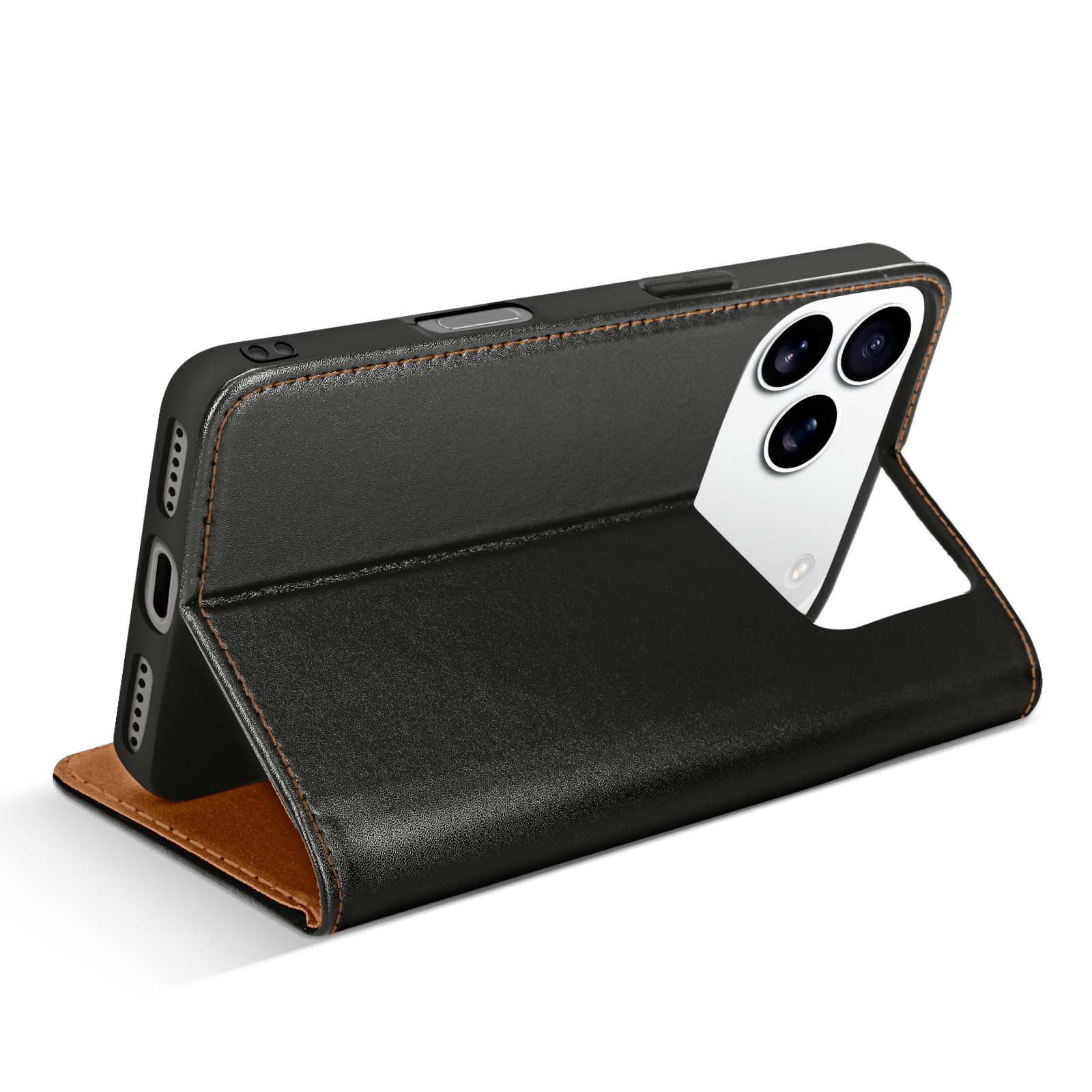 Custodia per telefono in pelle nera con interno marrone. Il telefono con tripla fotocamera è all'interno. La custodia è aperta e angolata.