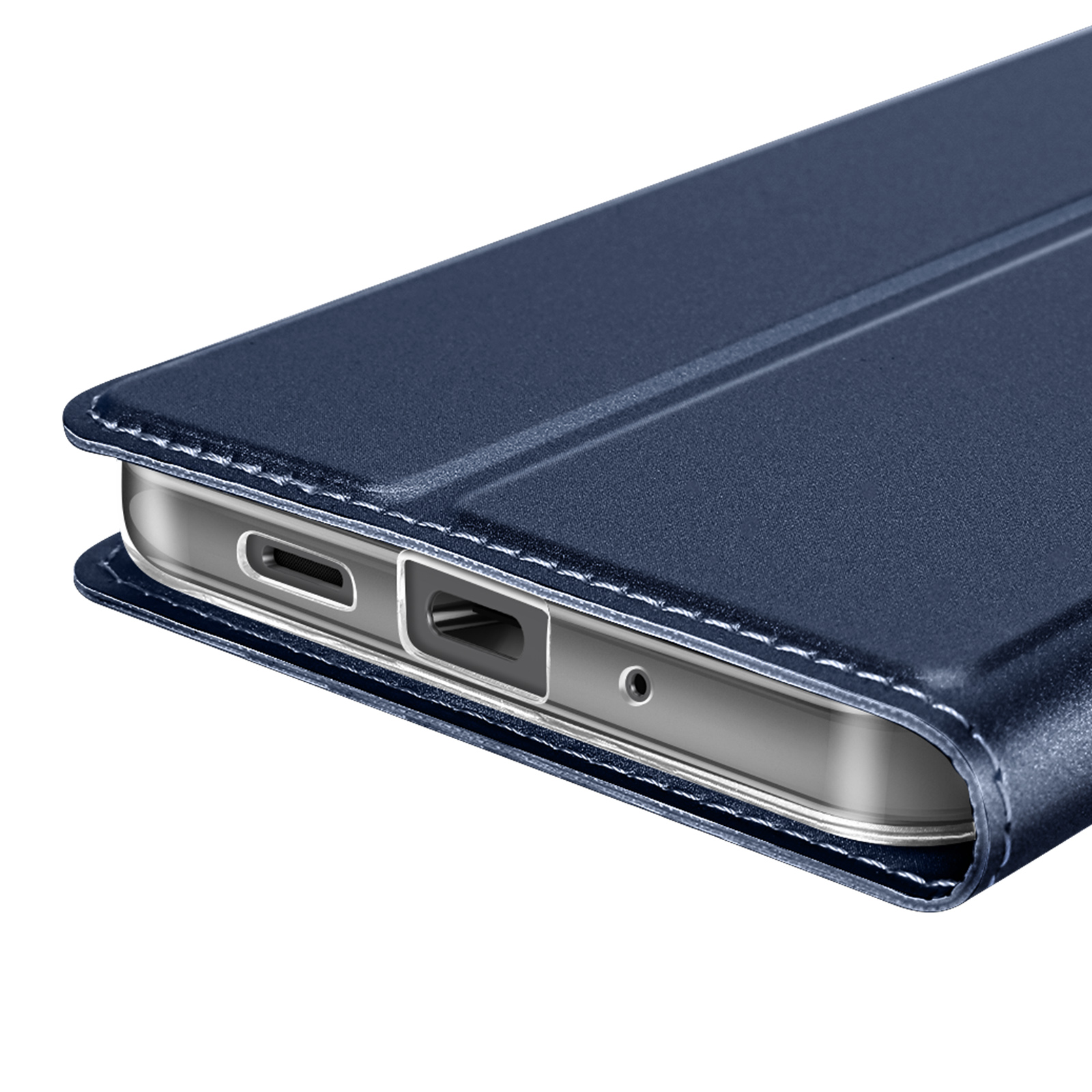 Primo piano di una custodia blu per telefono con cuciture bianche. La custodia è aperta, rivelando la porta di ricarica e l'altoparlante del telefono.