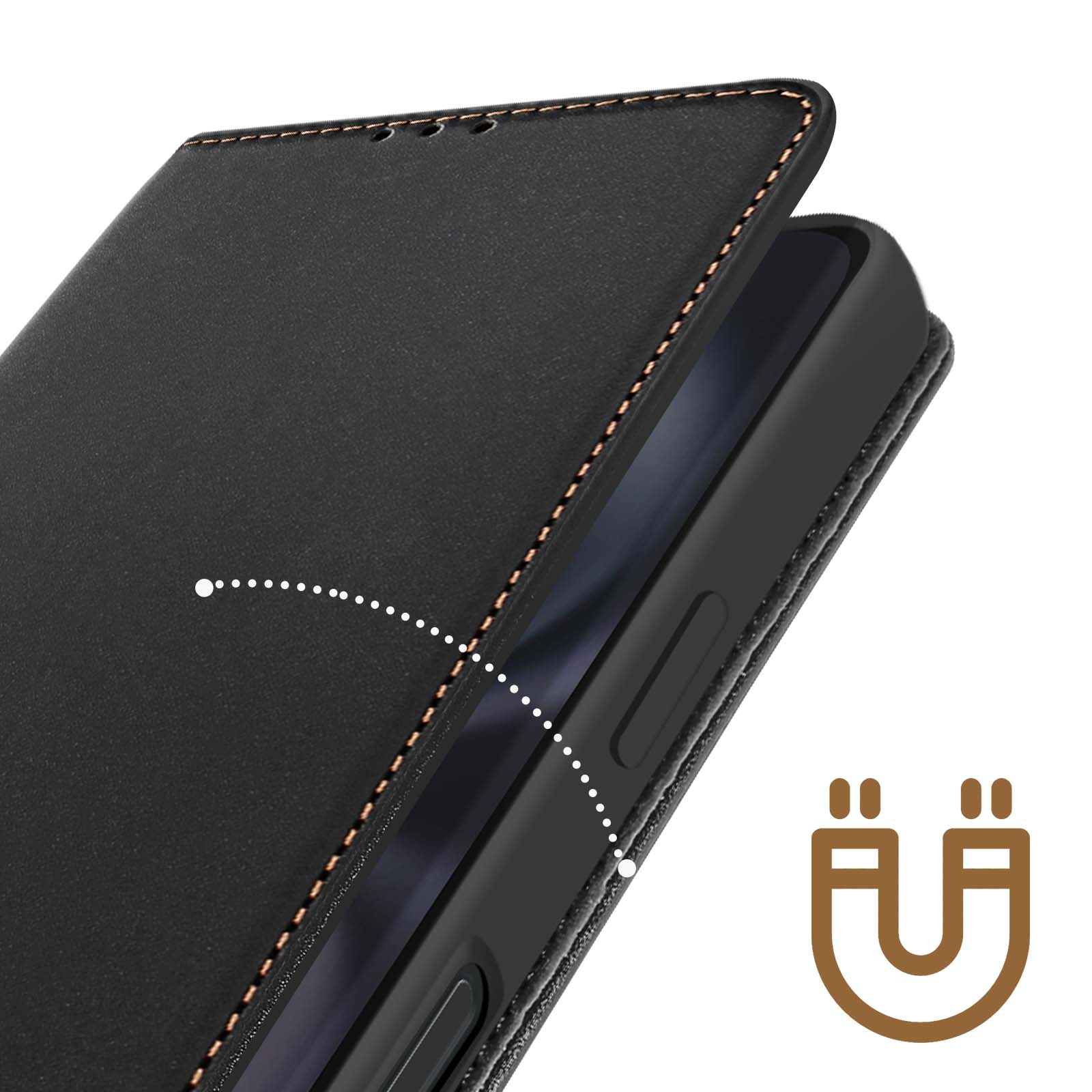 Custodia per telefono in pelle nera, parzialmente aperta. Dettagli cuciture. Simbolo magnetico visibile.