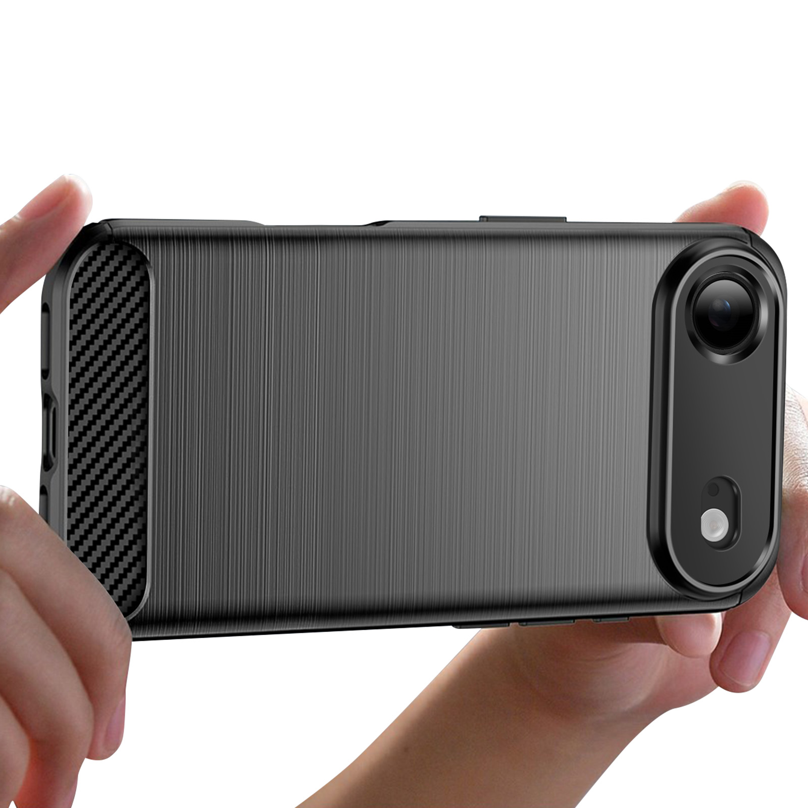 Una persona tiene in mano una custodia grigia per telefono con lenti della fotocamera e una trama in fibra di carbonio sul lato.