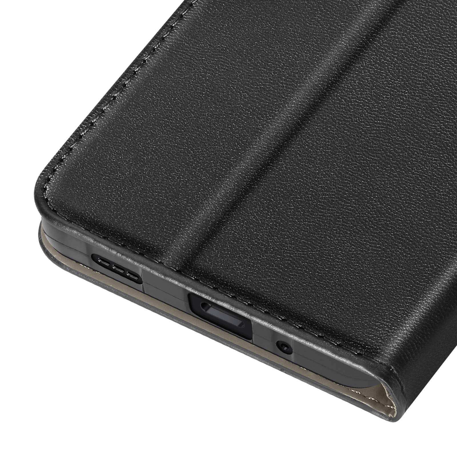 Primo piano di una custodia per telefono in pelle nera, che mostra un angolo con cuciture, porte e superficie strutturata.