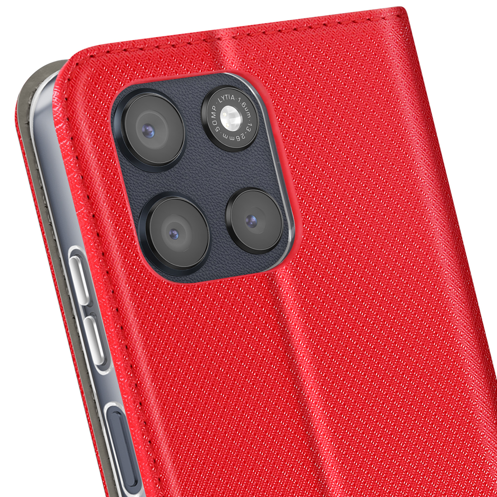 Custodia rossa per telefono con quattro lenti della fotocamera. Bordo grigio del telefono visibile. Dettagli sull'obiettivo. La custodia ha una superficie strutturata.