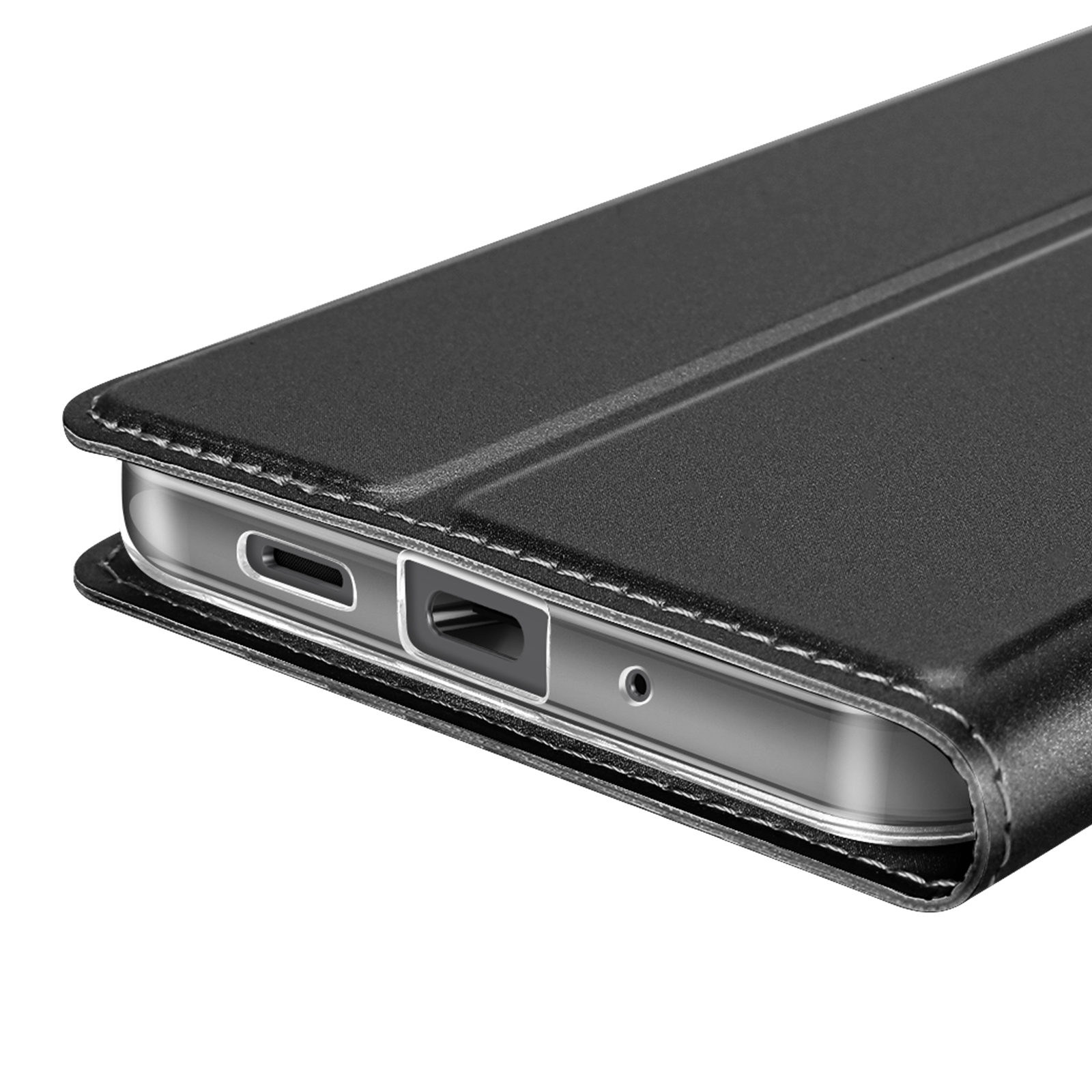 Primo piano di una custodia nera per telefono. Ha un bordo cucito e aperture per le porte. Lo sfondo è bianco.