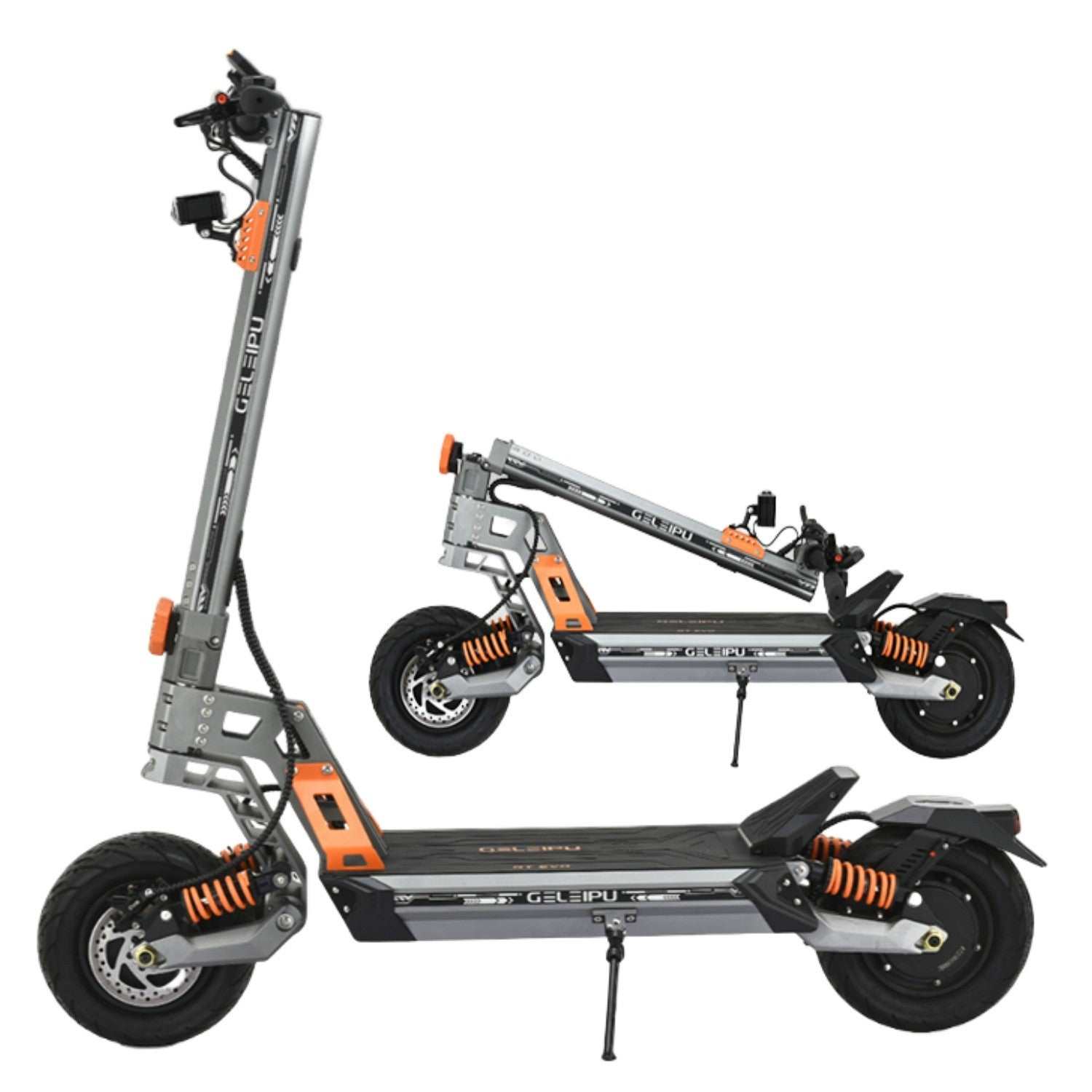 Sono esposti tre scooter elettrici. Uno è in posizione verticale, due sono piegati. Sono grigi, neri e arancioni. Il marchio è Geelipu.