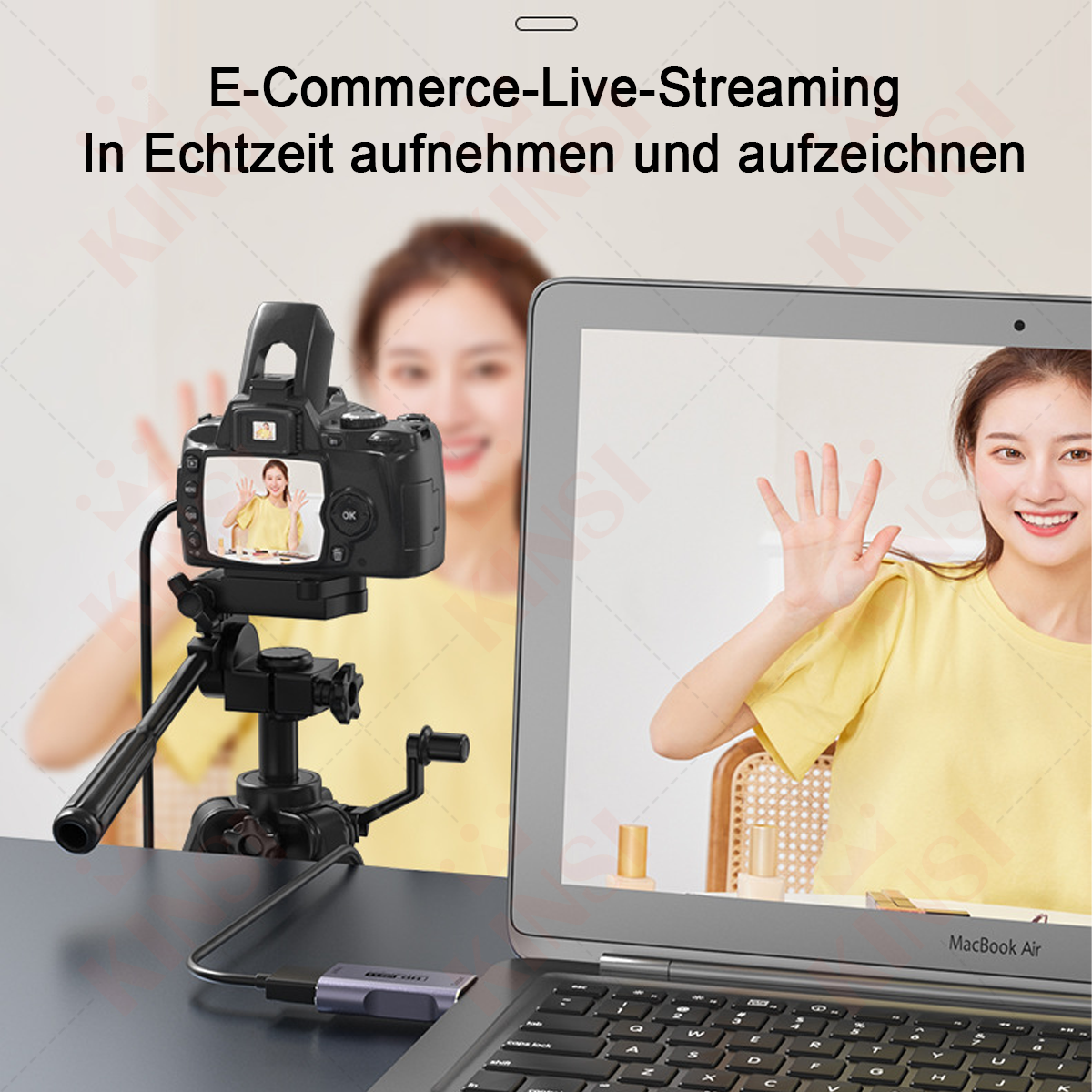 Eine Frau streamt live mit Kamera, Laptop und Videoaufnahmegerät. Eine andere Frau winkt vom Laptop-Bildschirm.