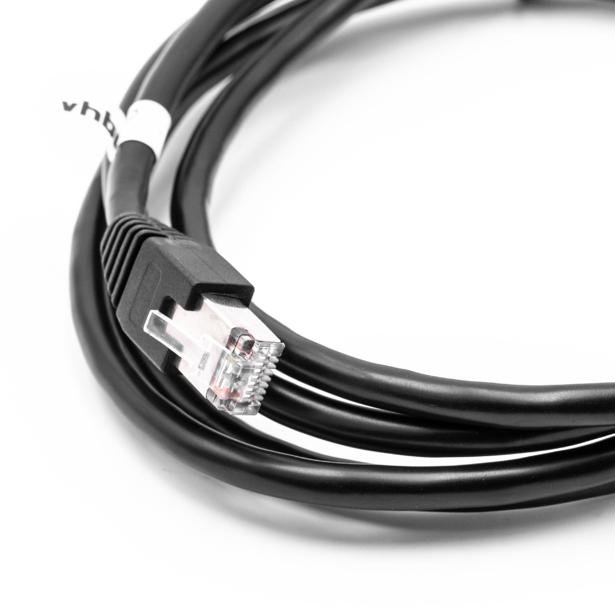 Nahaufnahme eines schwarzen Ethernet-Kabels mit transparentem Stecker auf weißem Hintergrund.