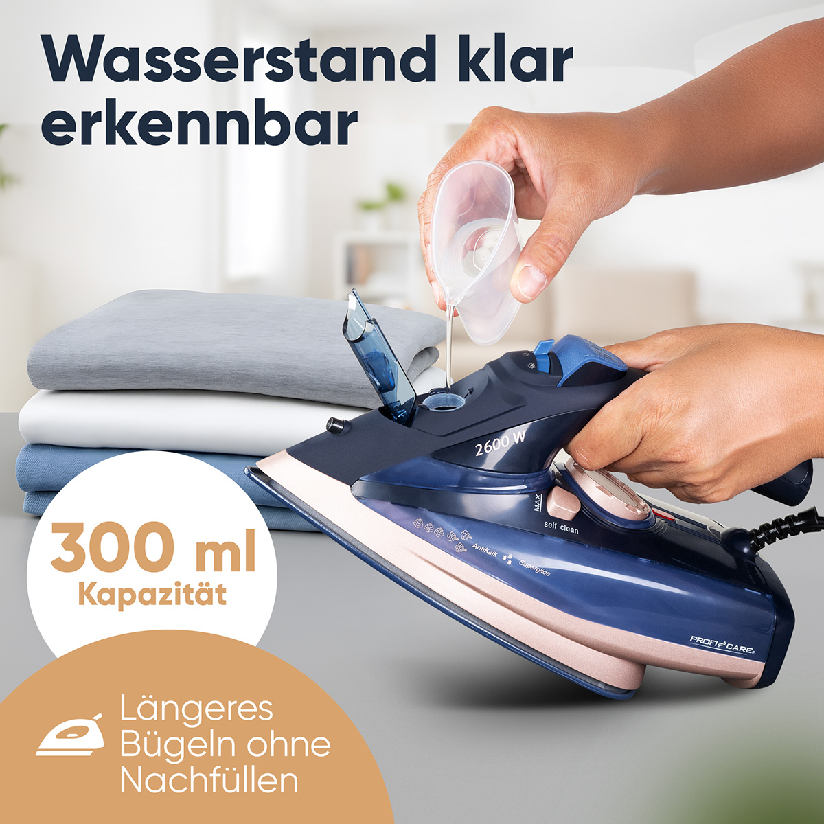 Eine Person gießt Wasser in ein blau-goldenes Bügeleisen. Im Hintergrund gefaltete Kleidung und Text über die Eigenschaften des Bügeleisens.