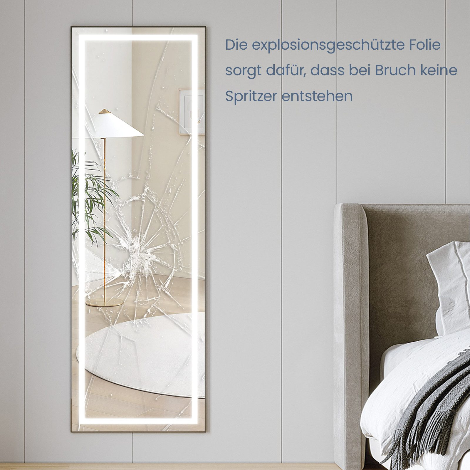 Ein zerbrochener Spiegel mit beleuchteten Kanten, eine Lampe, eine Pflanze und ein Bett sind sichtbar.