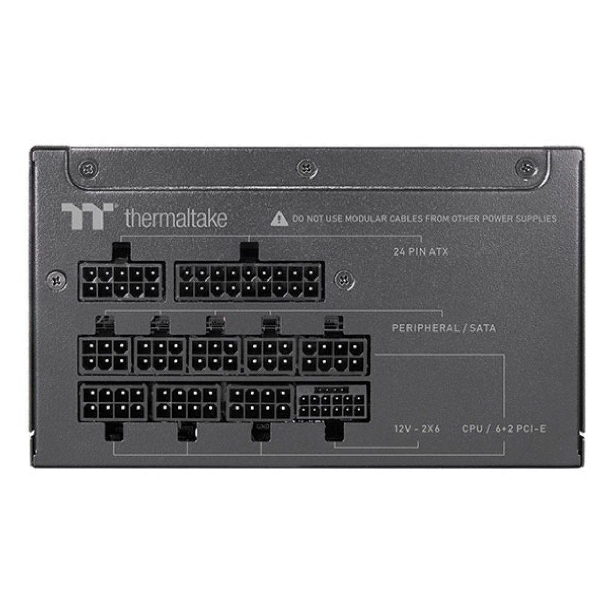 Czarny zasilacz Thermaltake. Posiada wiele portów oznaczonych dla 24 PIN ATX, peryferyjnych/SATA i CPU/6+2 PCI-E.