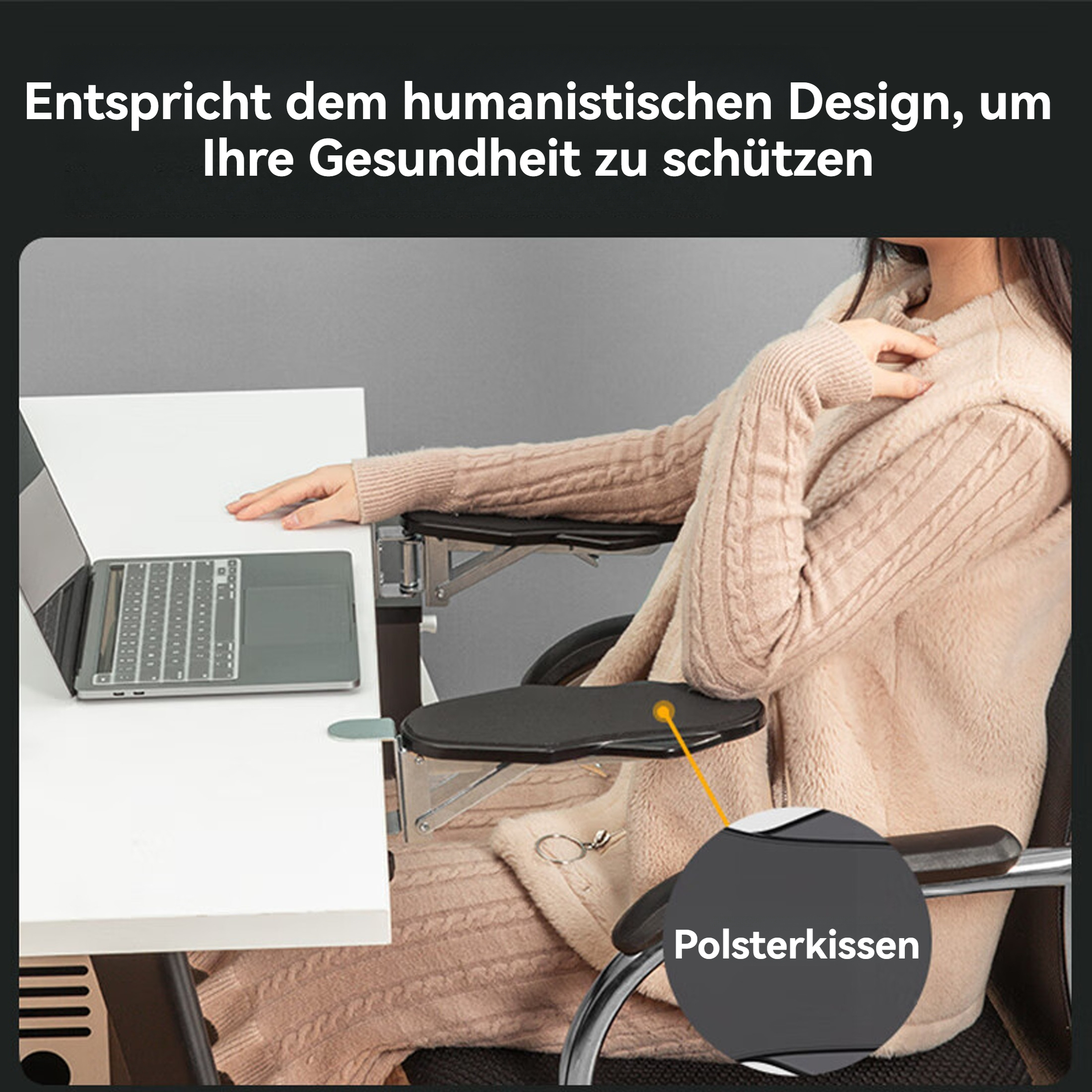 Eine Person sitzt an einem Schreibtisch und benutzt einen Laptop. Armlehnen und ein Kissen sind am Stuhl angebracht. Beiger Pullover wird getragen.