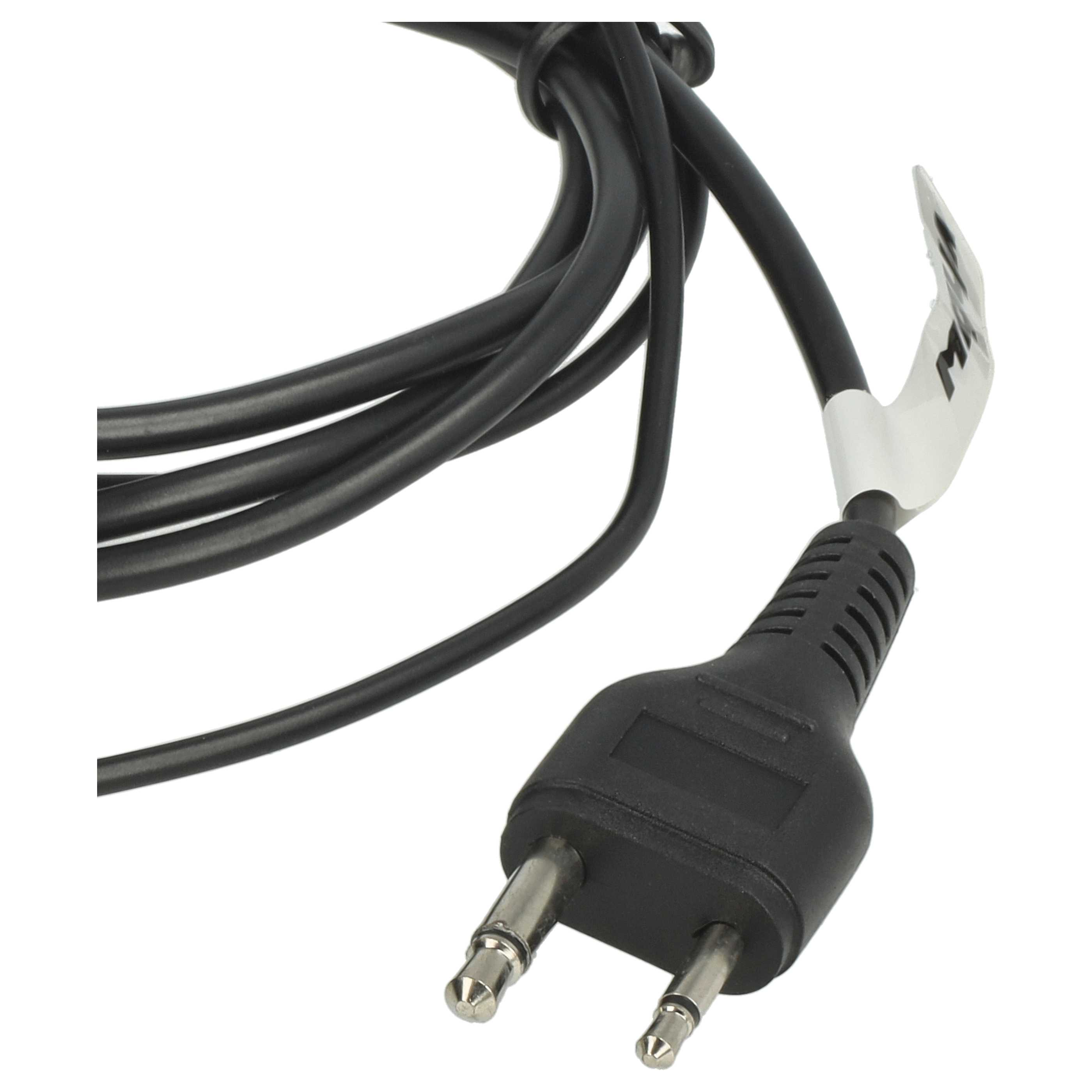 Schwarzes Kabel mit Doppelstecker. Ein weißes Etikett ist angebracht. Der Hintergrund ist weiß.
