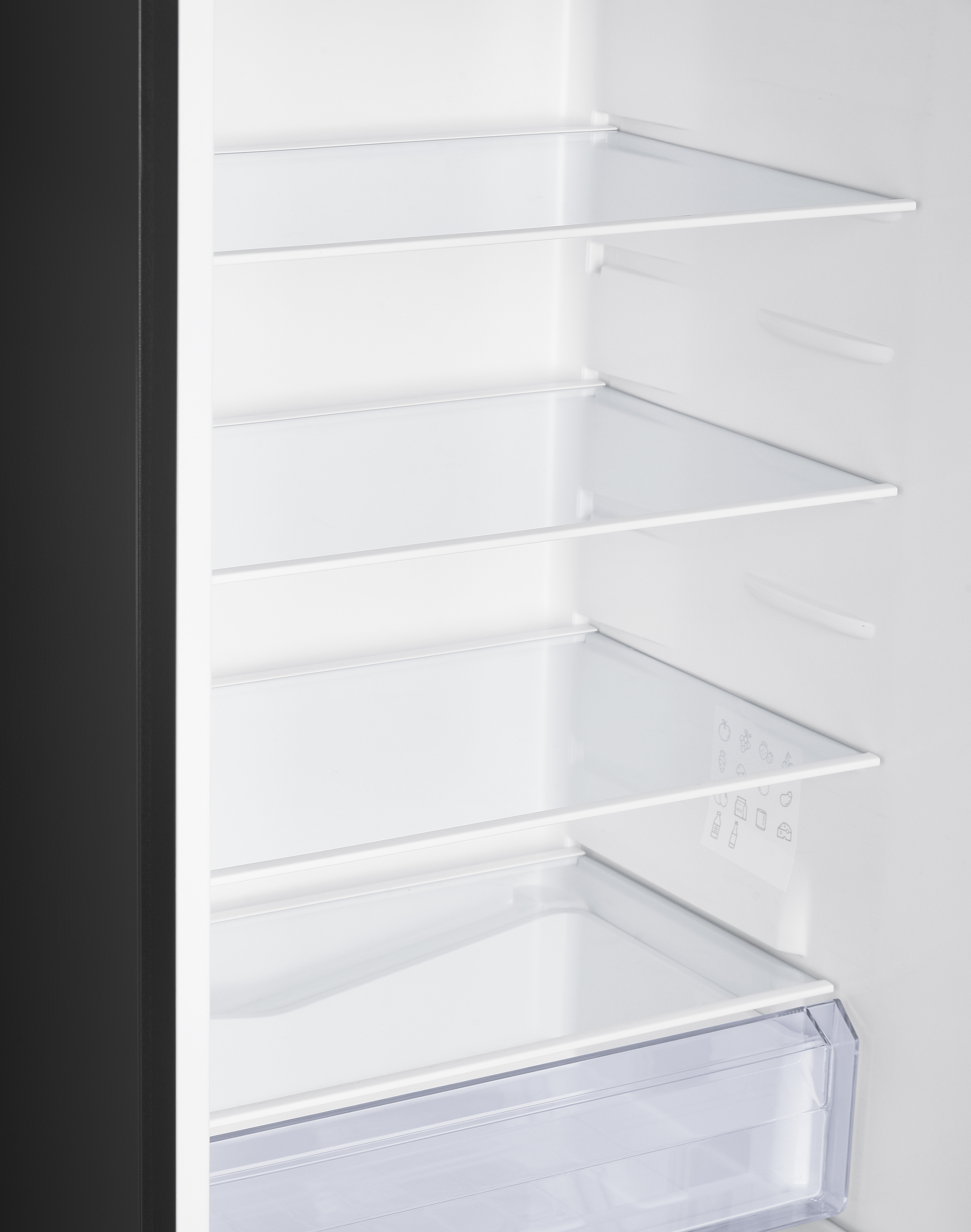 Leeg interieur van de koelkast met glazen planken en een onderste lade. Het deurframe is zwart. Wit interieur.