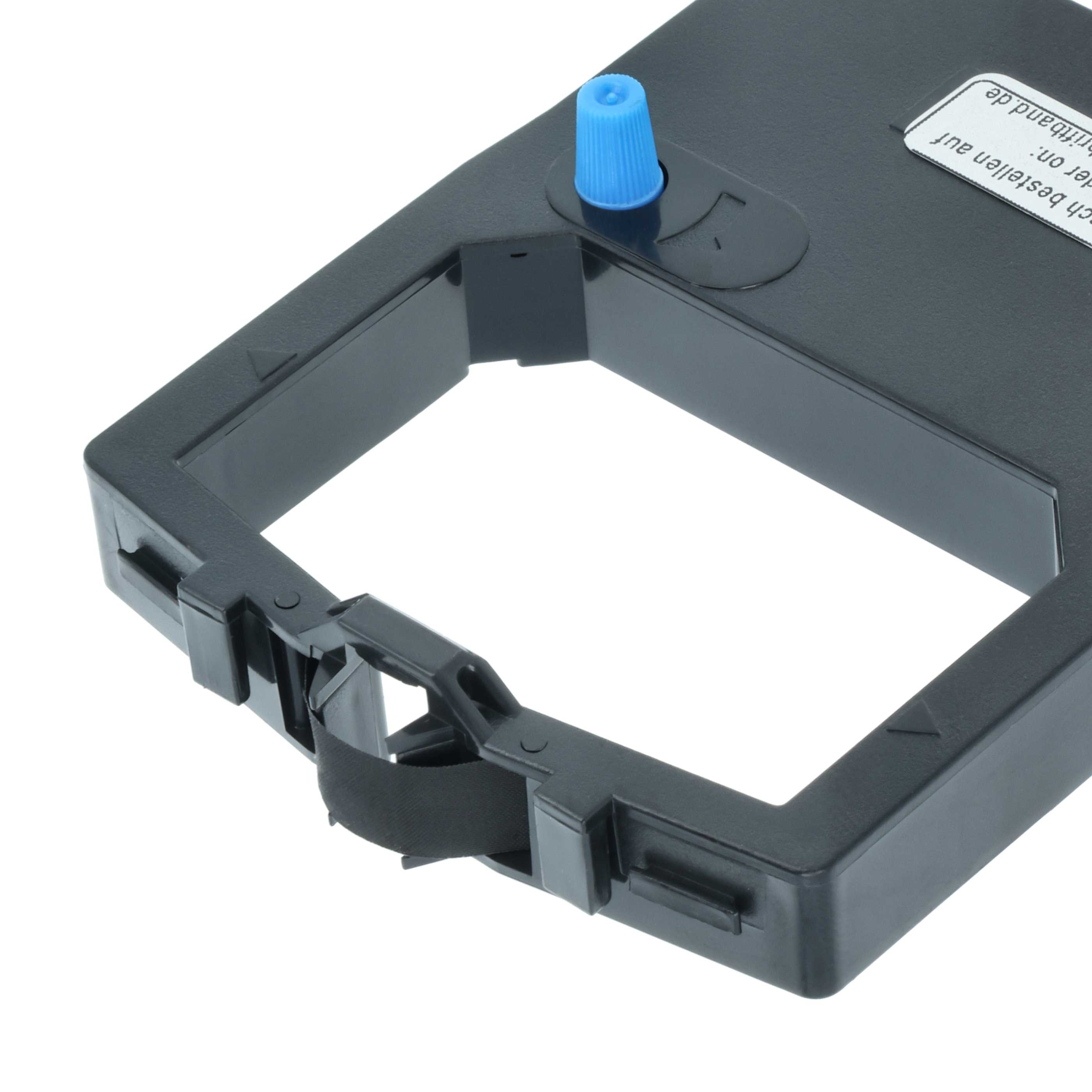Eine schwarze Druckerbandkassette mit blauem Deckel. Ein schwarzes Band ist sichtbar. Weißer Hintergrund.