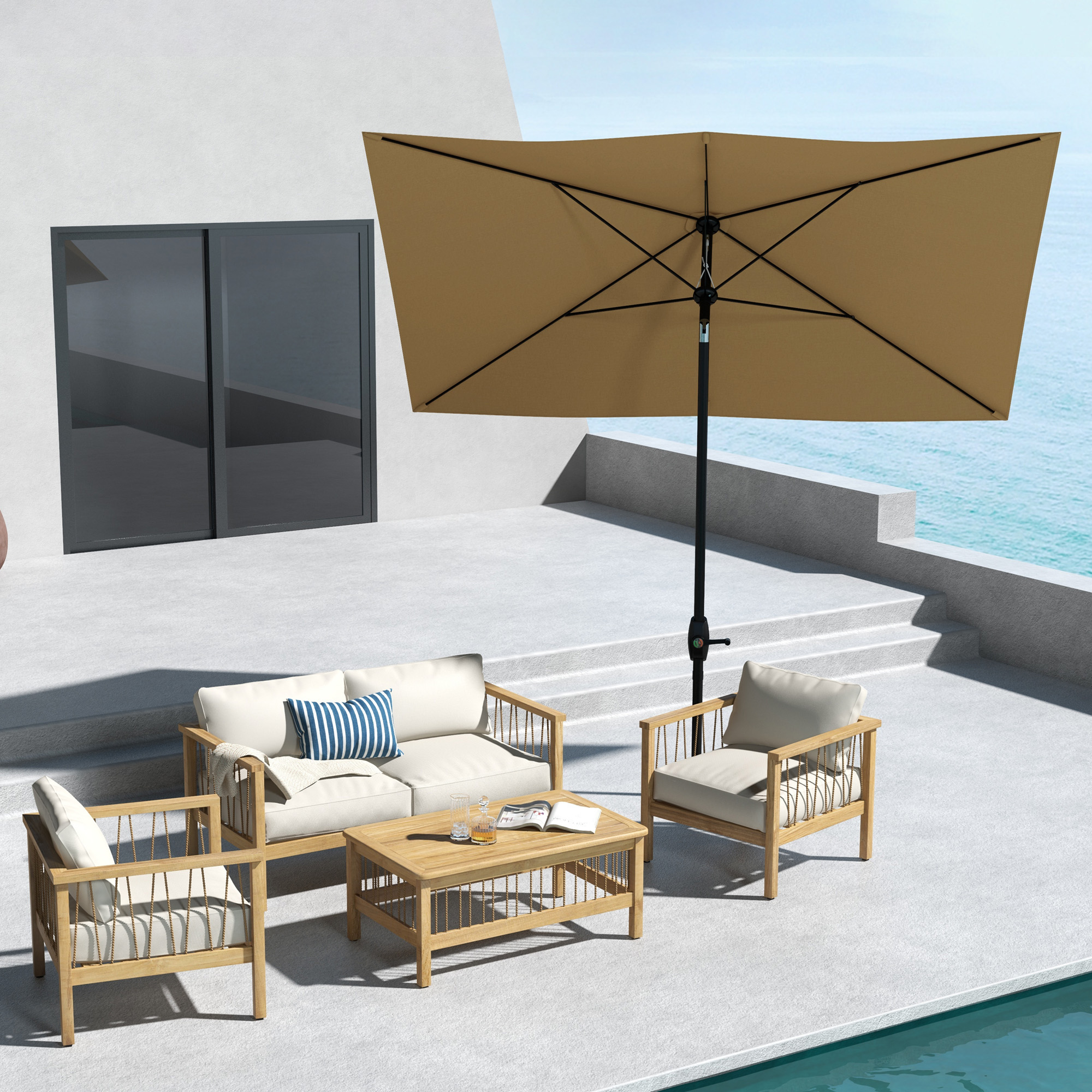 Scena all'aperto con mobili da patio, un ombrello beige e una piscina con l'oceano sullo sfondo.