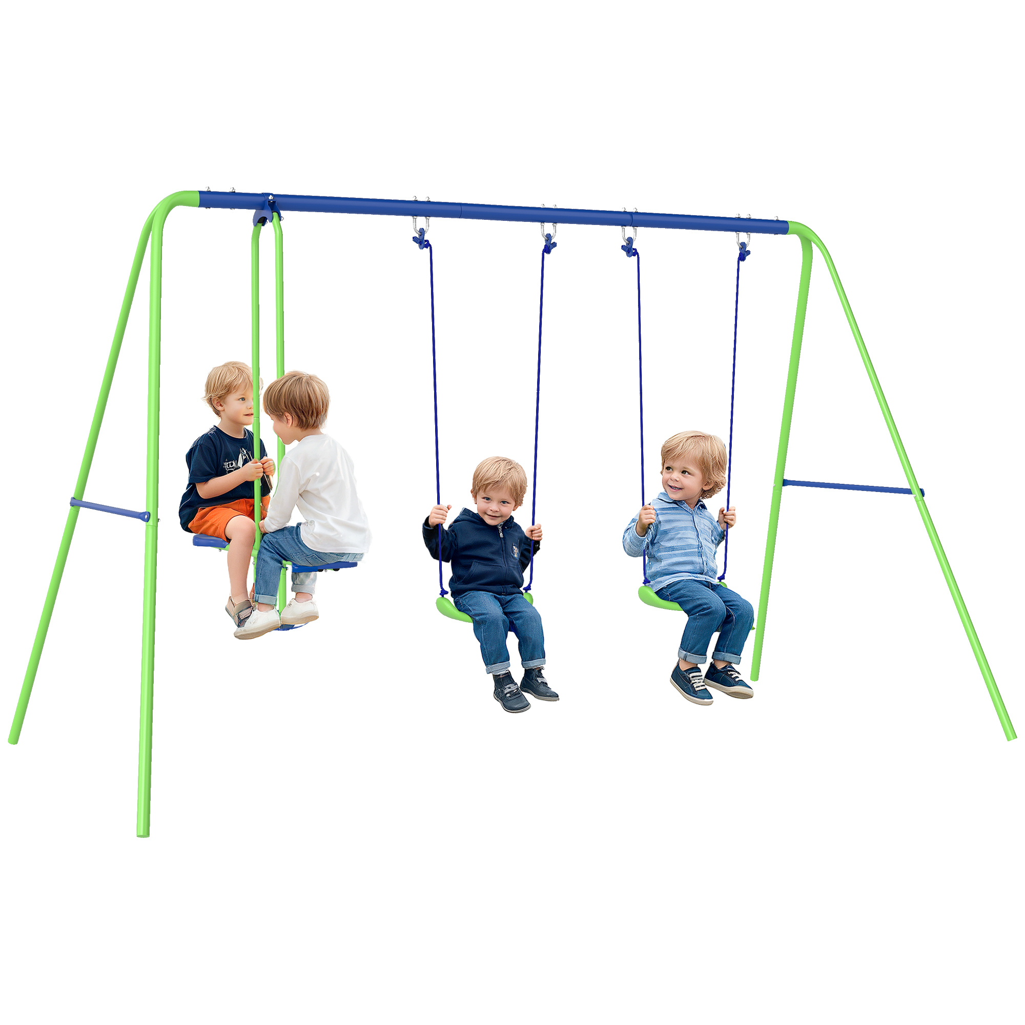 Quattro bambini su un'altalena verde e blu. Tre bambini oscillano e uno è seduto. Sfondo bianco.