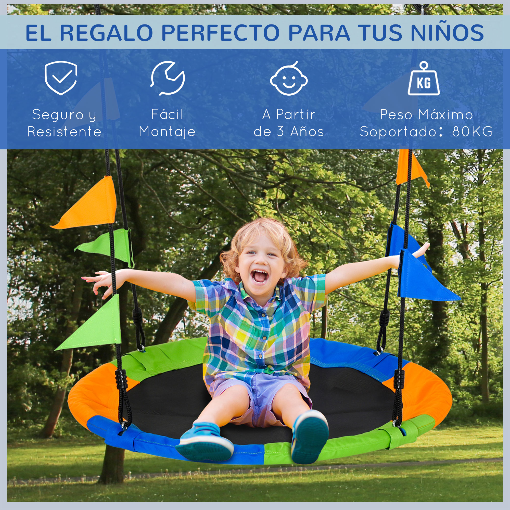 Un niño está sentado felizmente en un columpio colorido. El columpio tiene colores naranja, verde y azul. El fondo muestra árboles.