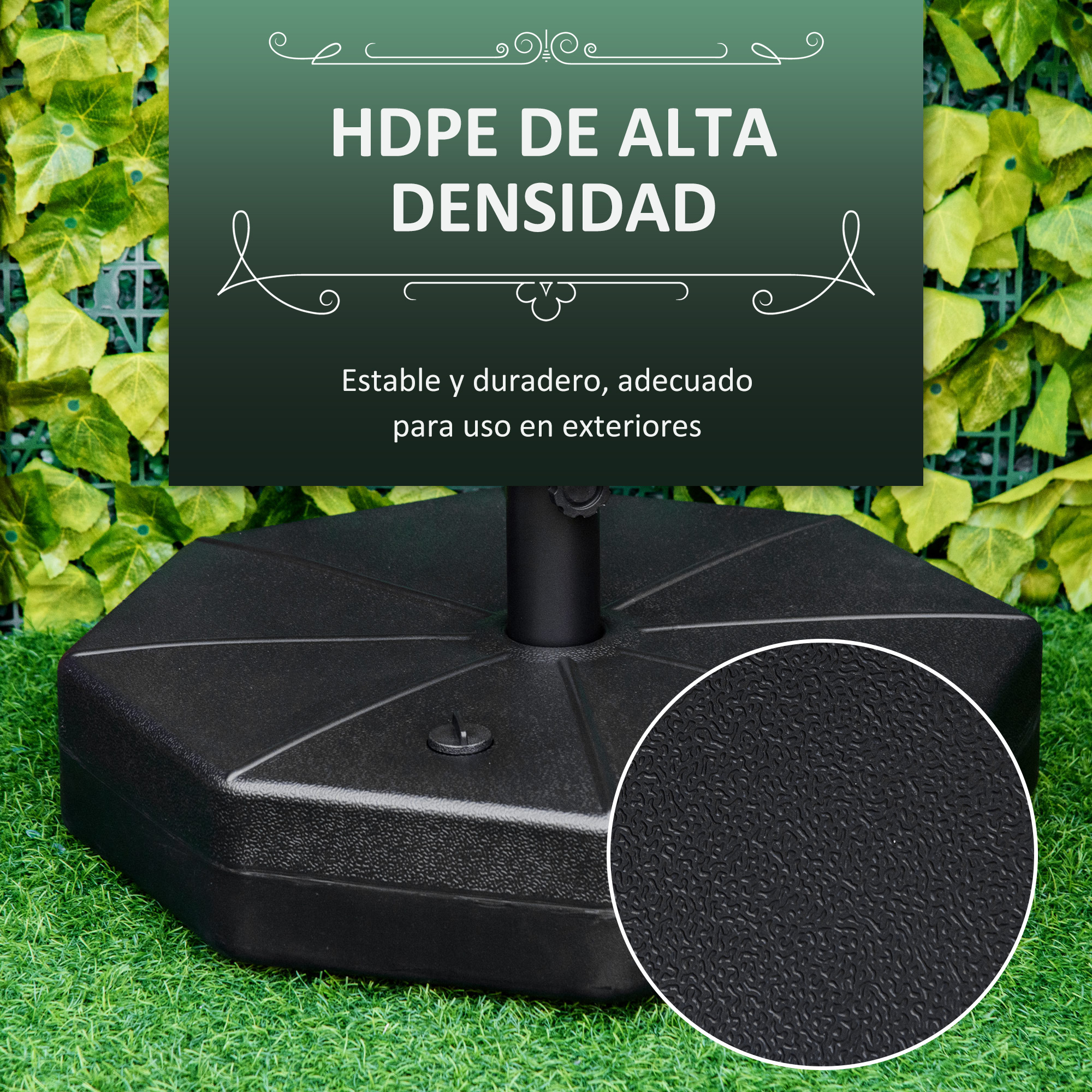 Base de sombrilla negra sobre césped artificial verde. Cartel dice 'HDPE de alta densidad'. Fondo de follaje verde.