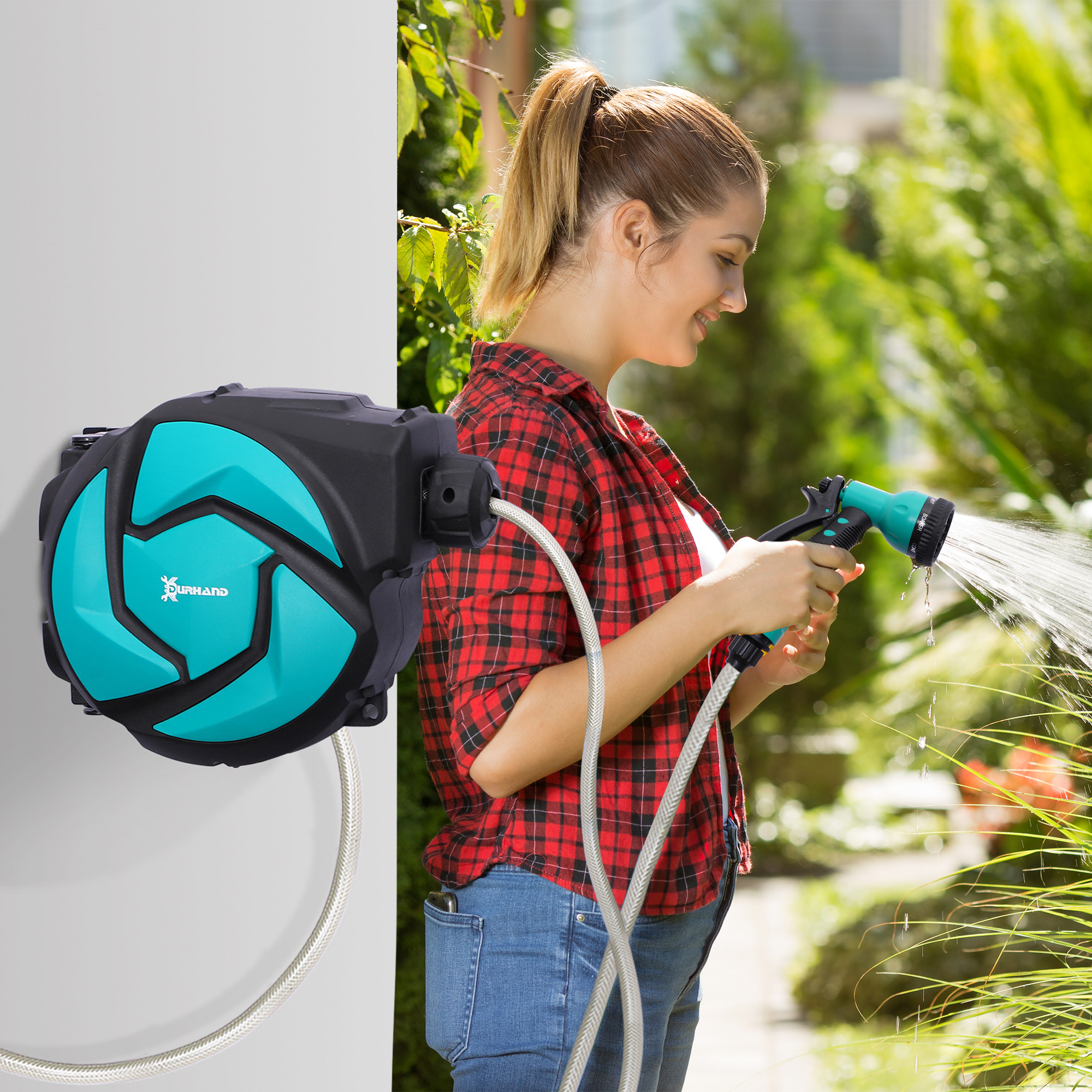 Una mujer con una camisa a cuadros roja riega plantas con una manguera verde. Un carrete de manguera está en la pared. El fondo es vegetación borrosa.