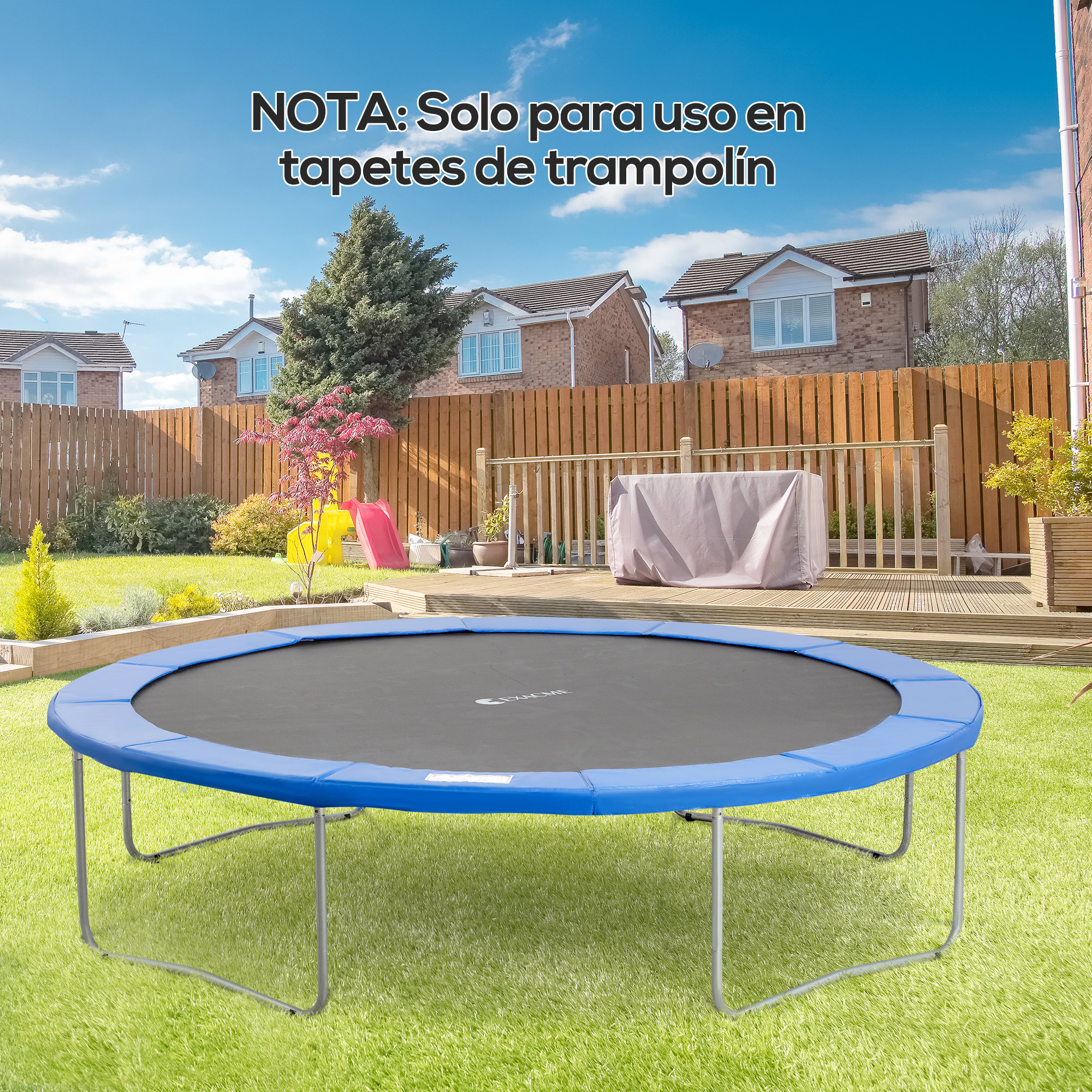 Un trampolín en un patio trasero. Es azul y negro, con césped verde. Casas y una cerca están en el fondo.