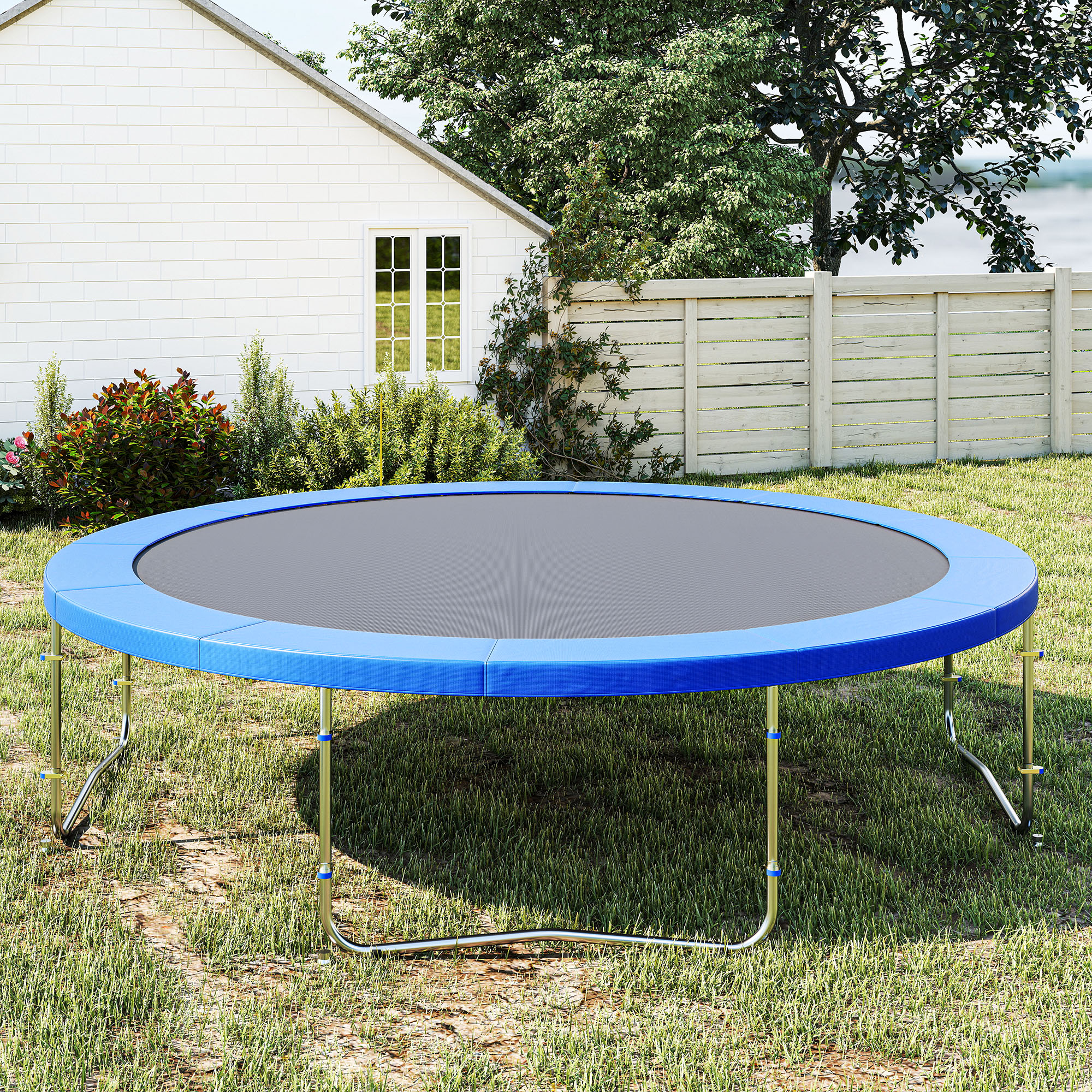 Un trampolín azul está en un jardín con césped. Una casa blanca y una valla de madera están al fondo. Hay árboles y arbustos cerca.