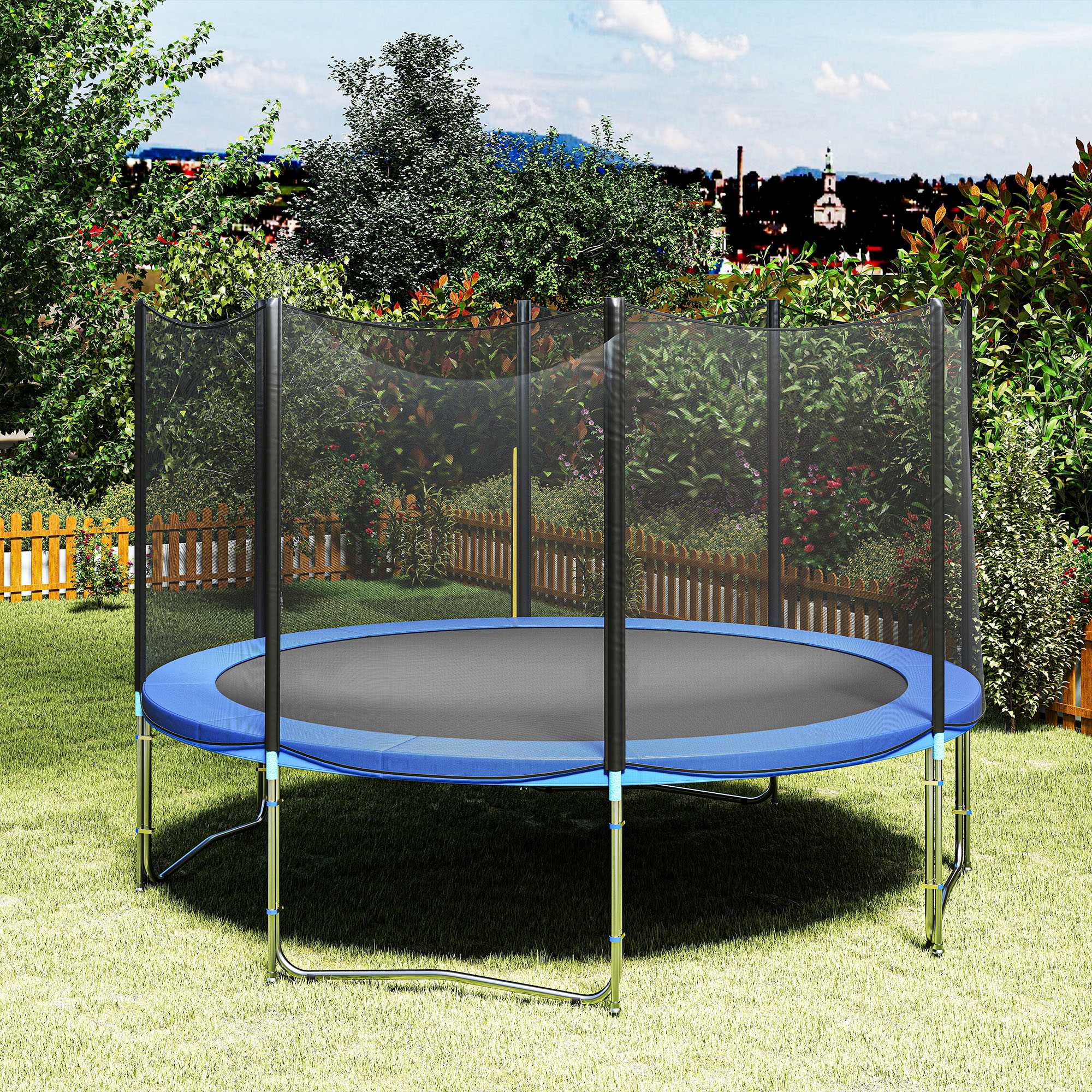 Un trampolín azul y negro con red de seguridad está sobre hierba verde en un jardín, rodeado de árboles y una valla.