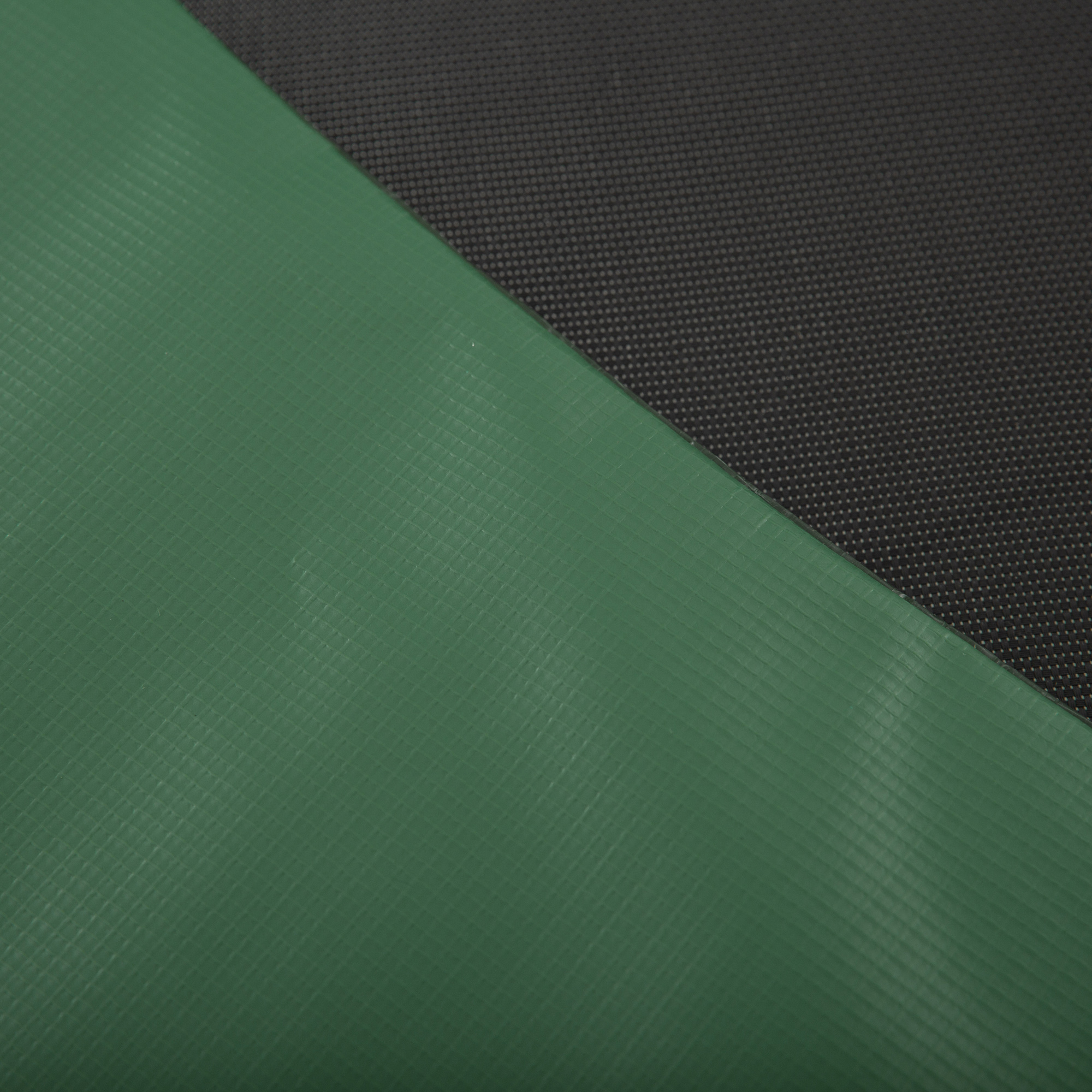 Imagen de dos superficies texturizadas. Las secciones verde y negra se encuentran diagonalmente. El verde tiene un patrón acanalado. El negro tiene pequeños puntos.