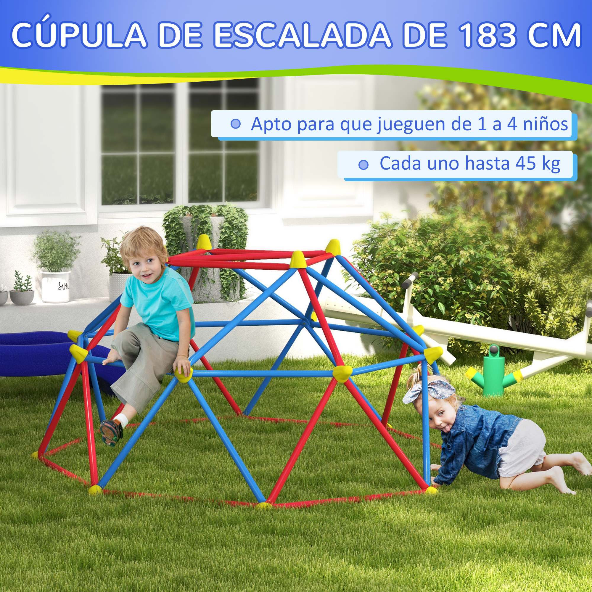 Dos niños jugando en una cúpula de escalada en un jardín con césped. La cúpula es roja, azul y amarilla.