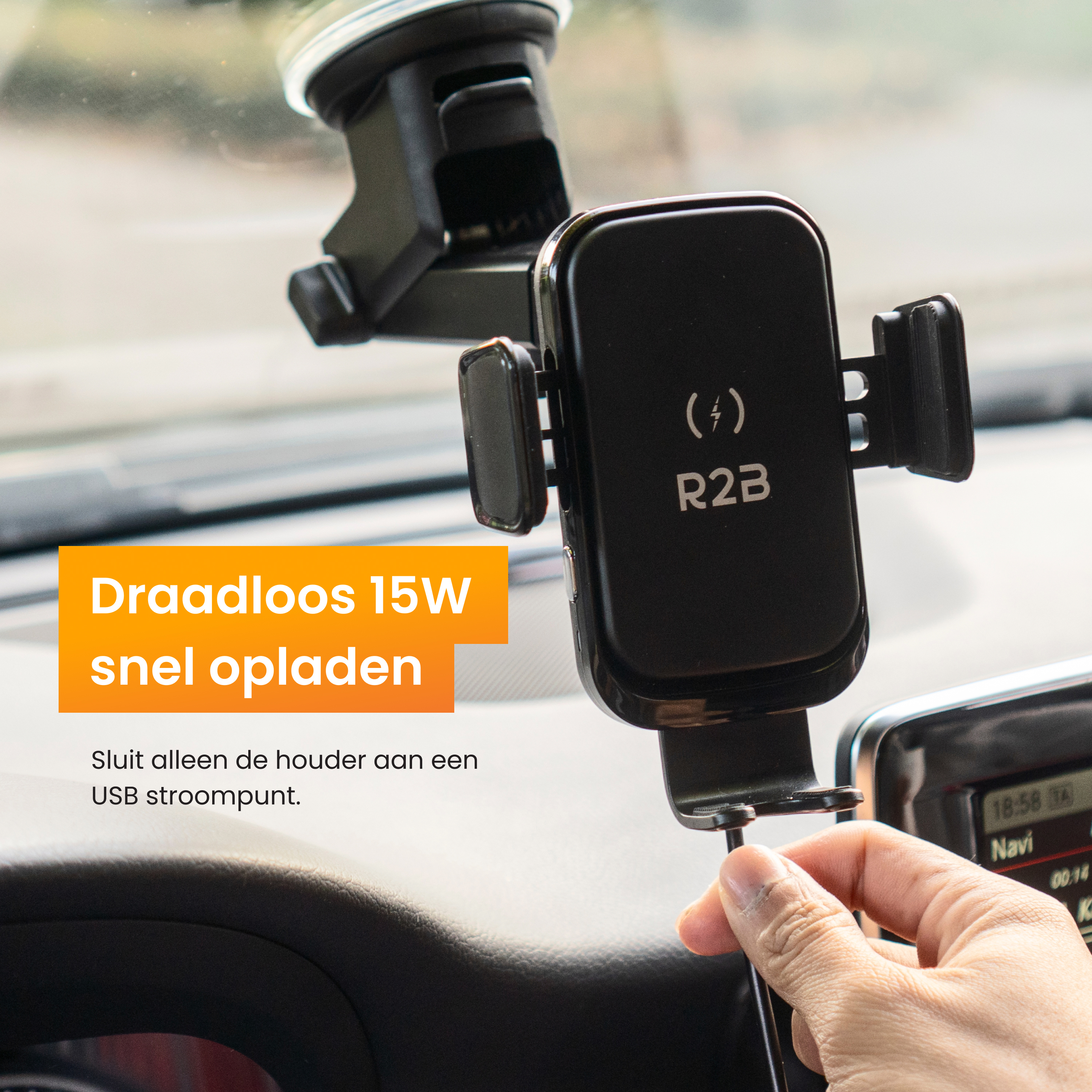 Un support de téléphone noir dans une voiture est tenu par une main. Le texte sur le support dit R2B. Une zone de texte indique une charge rapide sans fil.